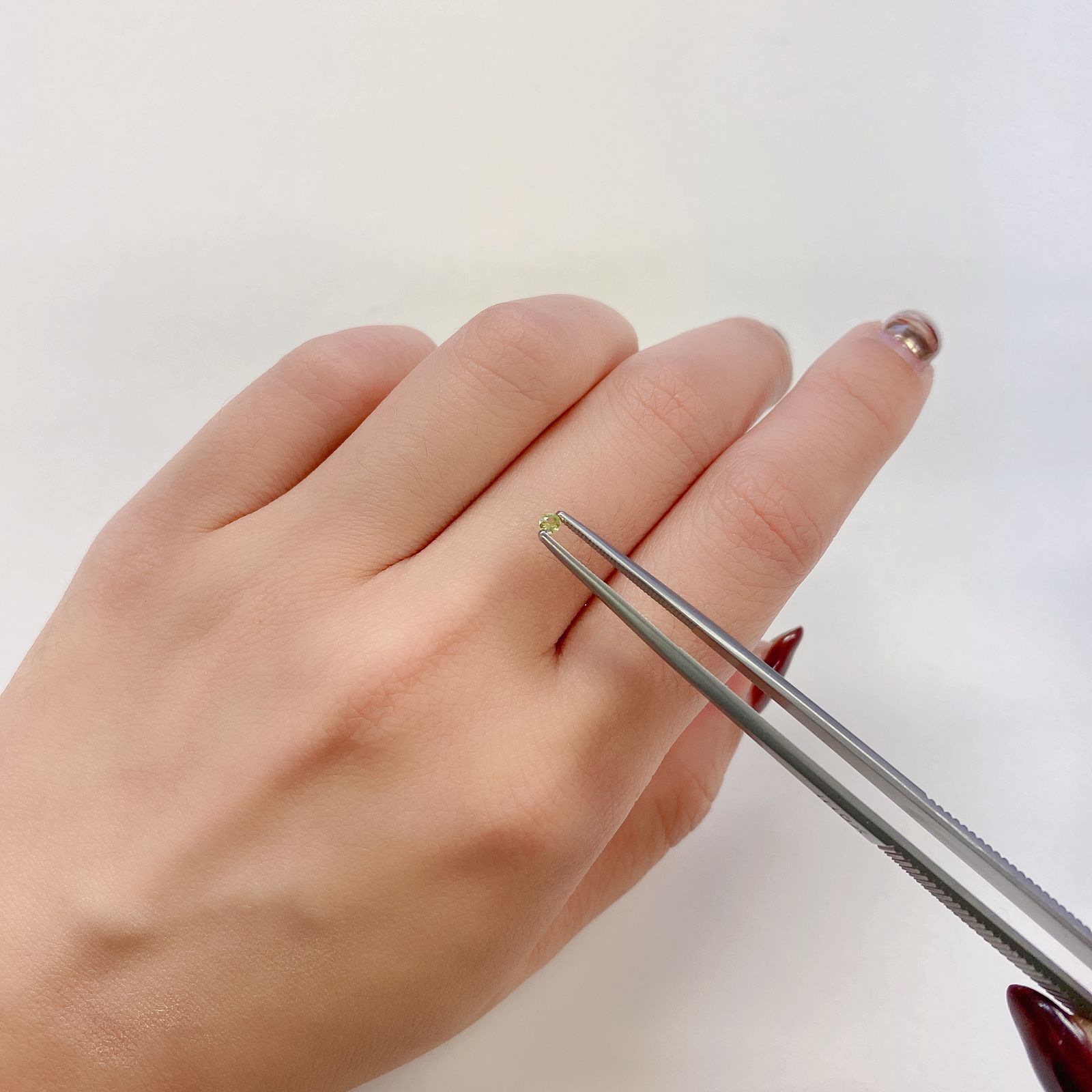 パラサイテックペリドット(宝石名パラサイティック・ペリドット) 採取地：ロシア 0.059ct ソ付(彩珠)[20117253]2.3×2.3mm前後
