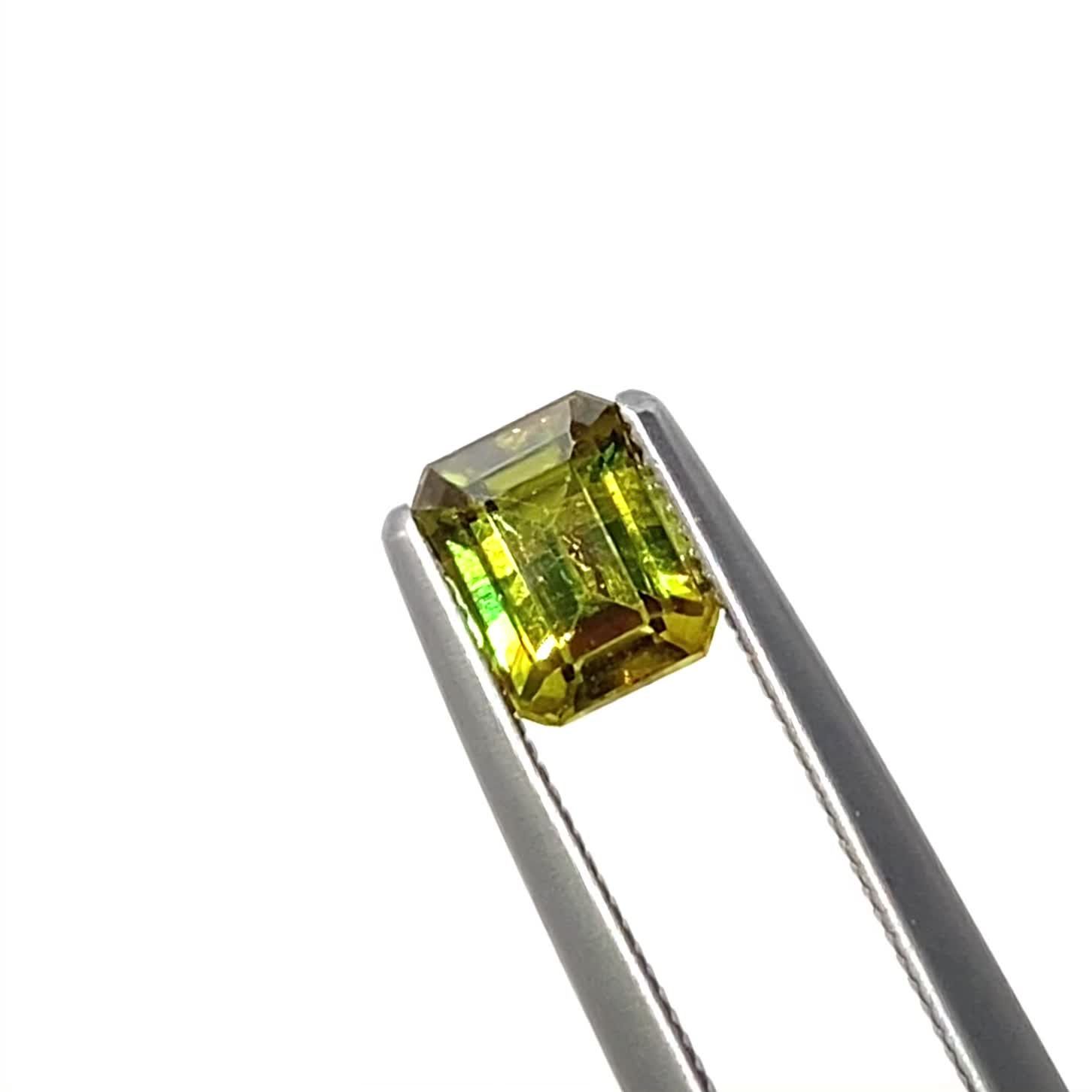 カラーチェンジスフェーン(宝石名スフェーン / カラーチェンジ・タイプ