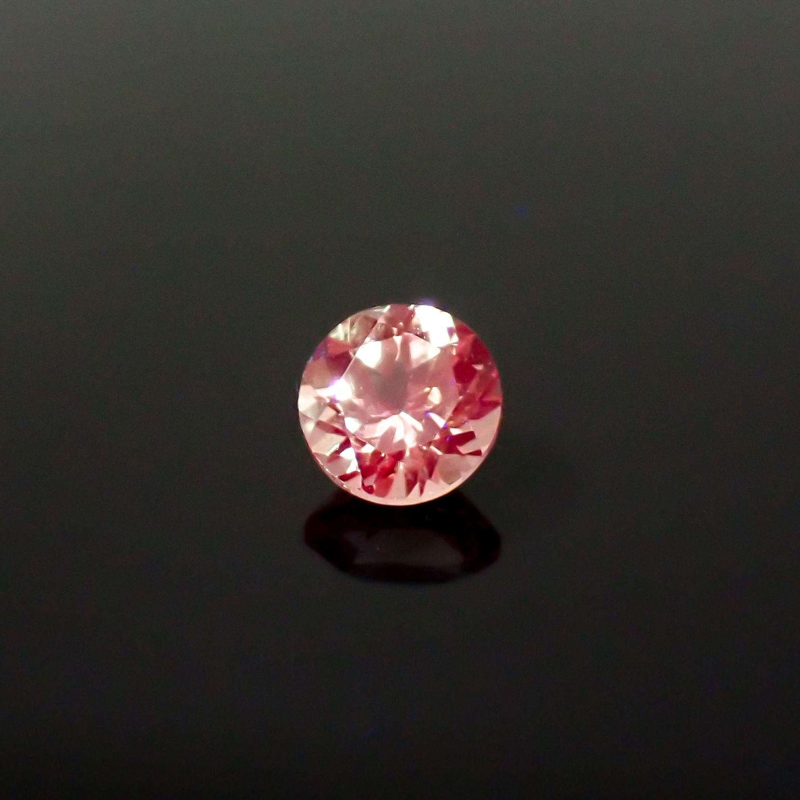 ドラゴンガーネット タンザニア産 0.71ct / 5.1x5.1mm前後 [260532238]