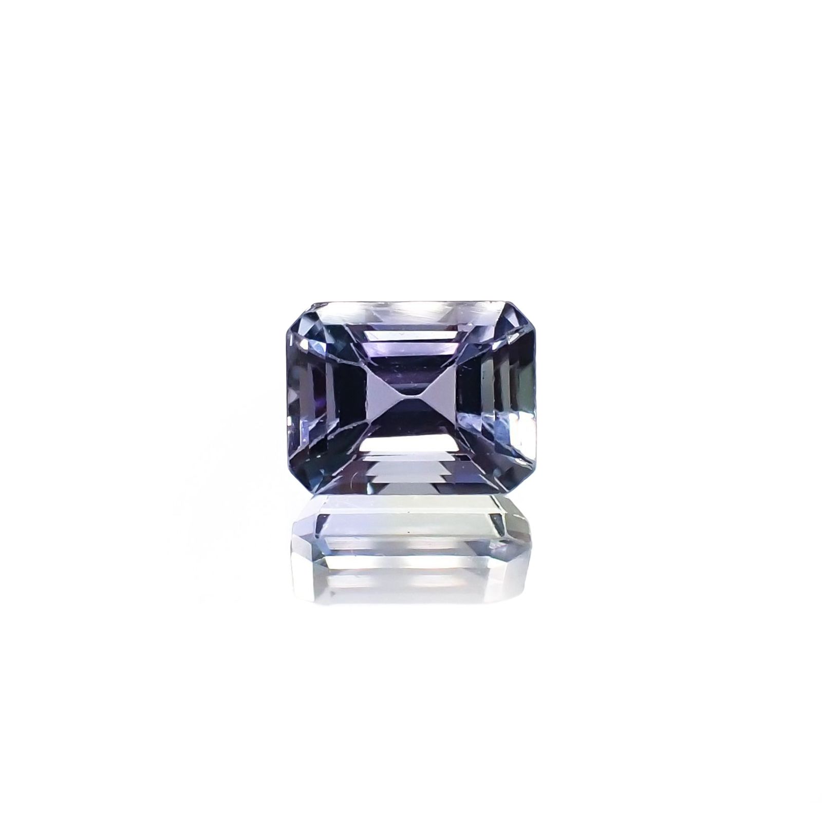 バイカラータンザナイト(宝石名タンザナイト) タンザニア産 ソ付(彩珠) 2.382ct / 7.9x6.2mm前後 [210711640]