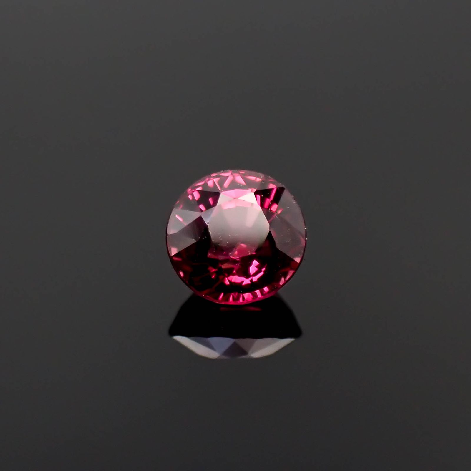 ロードライトガーネット(宝石名ロードライト・ガーネット)ブラジル産 0.95ct 識別済[250530367]5.6x5.5mm前後