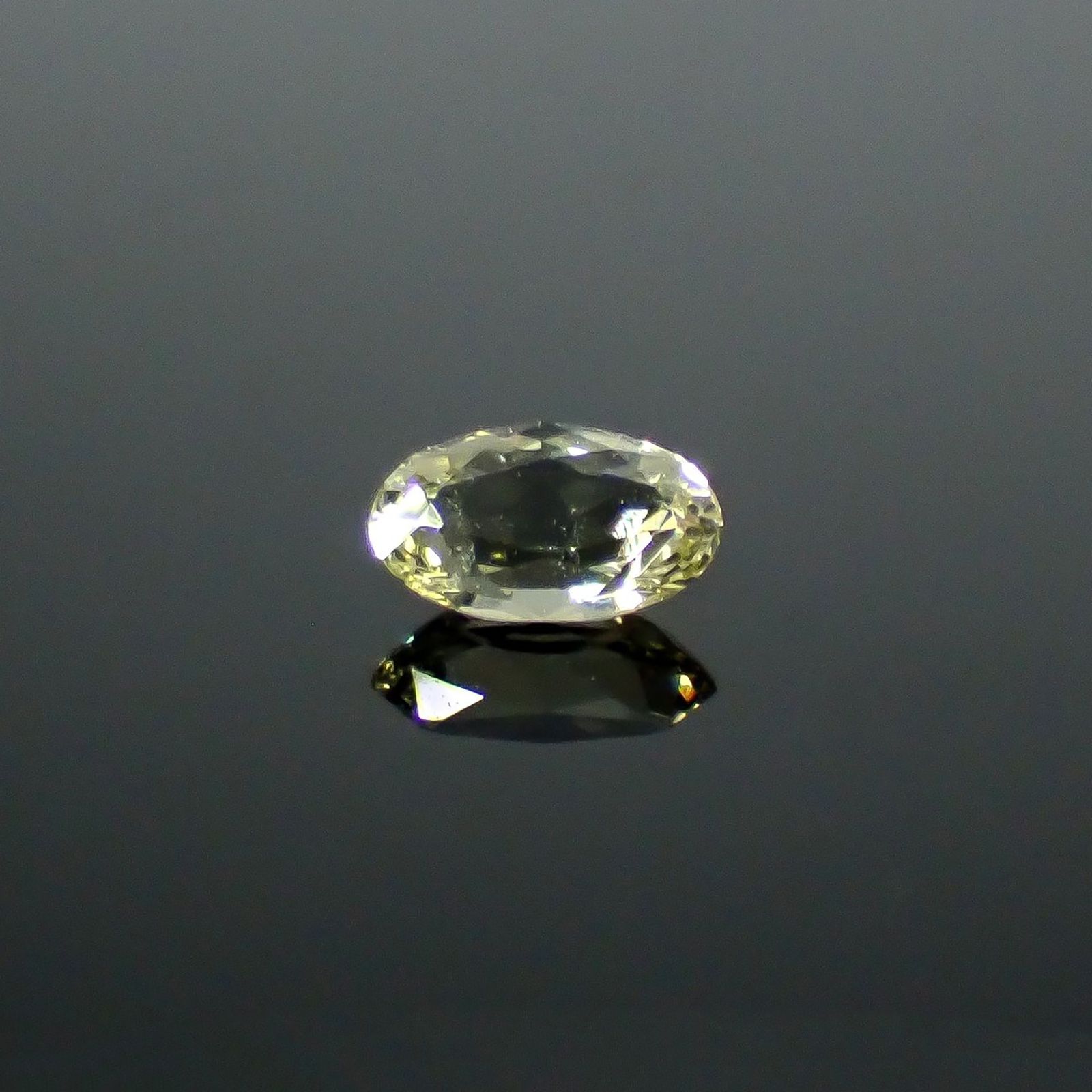 コーネルピン スリランカ産 0.51ct / 6.4x4mm前後 [251031236]