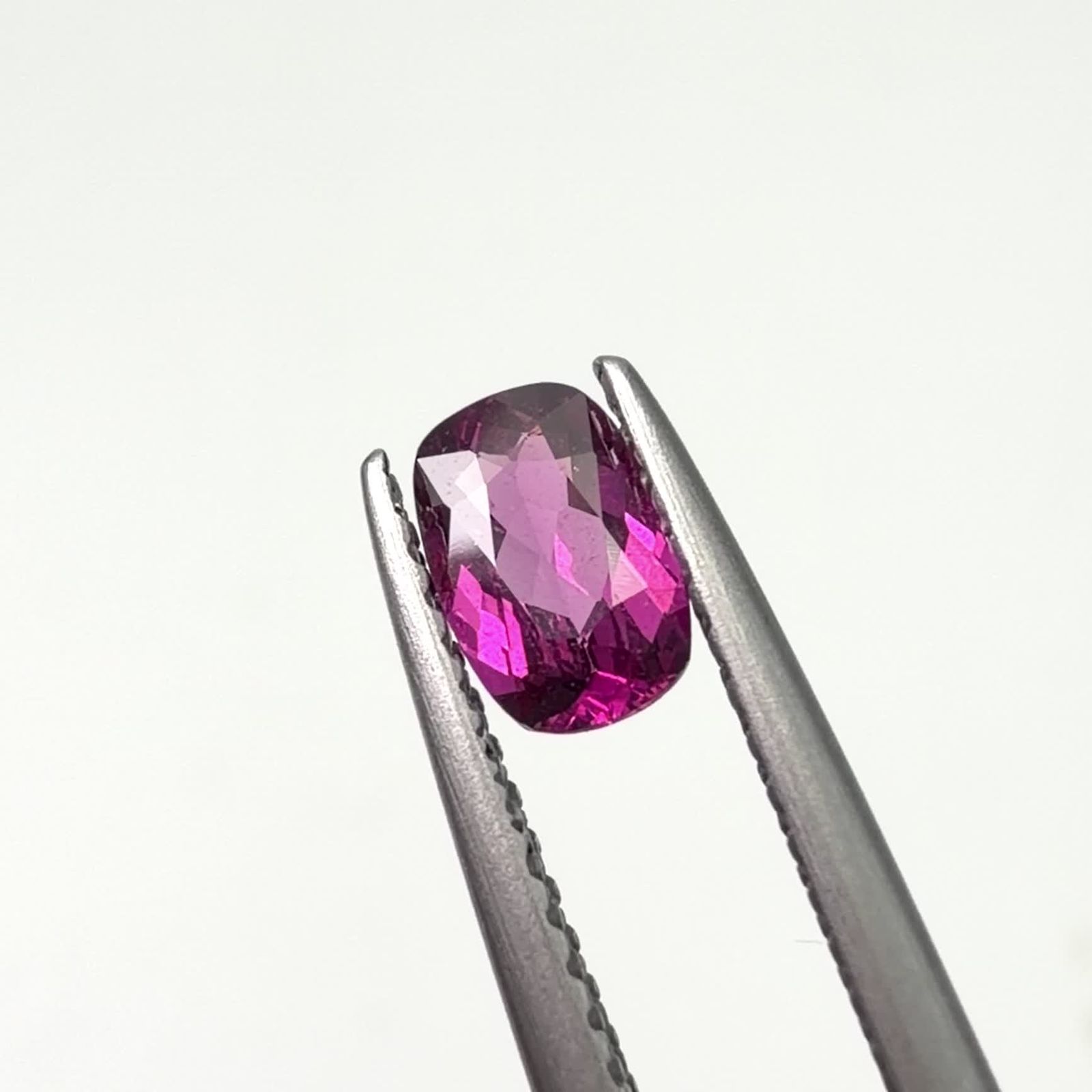 グレープガーネット(宝石名ガーネット)ブラジル産 識別済 0.54ct / 6x3