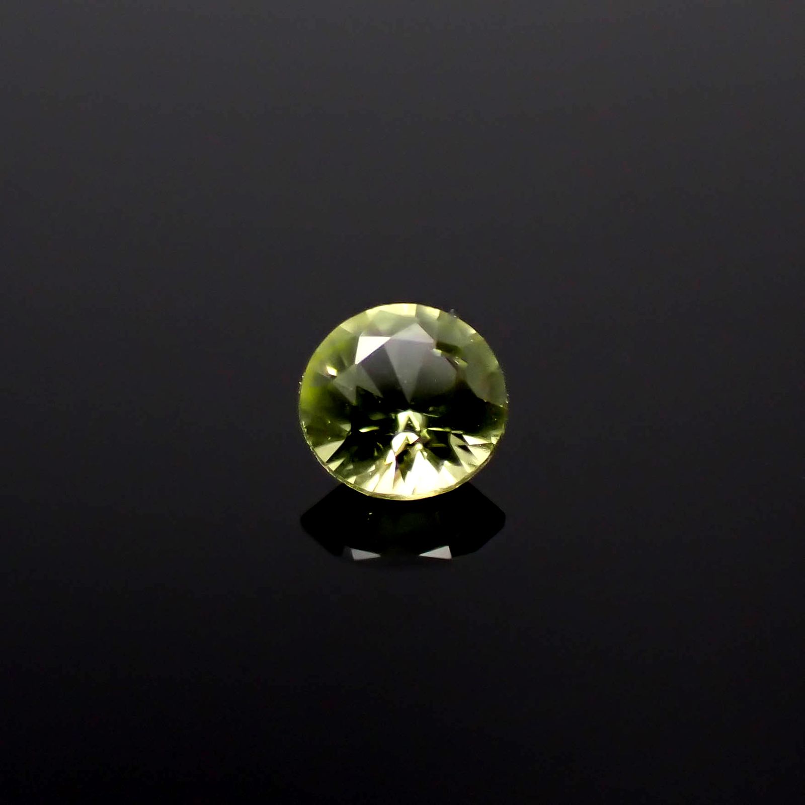 パラサイティックペリドット(宝石名ペリドット)採取地：ロシア 0.097ct 識別済[240627931]2.9x2.9mm前後