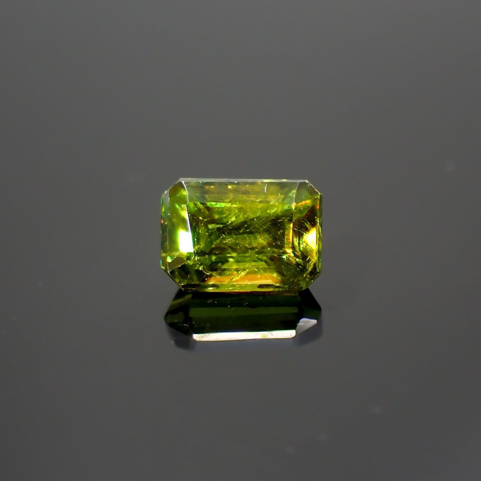 スフェーン(宝石名スフェーン)パキスタン産 識別済 0.77ct / 5.8x4mm前後 [220114124]