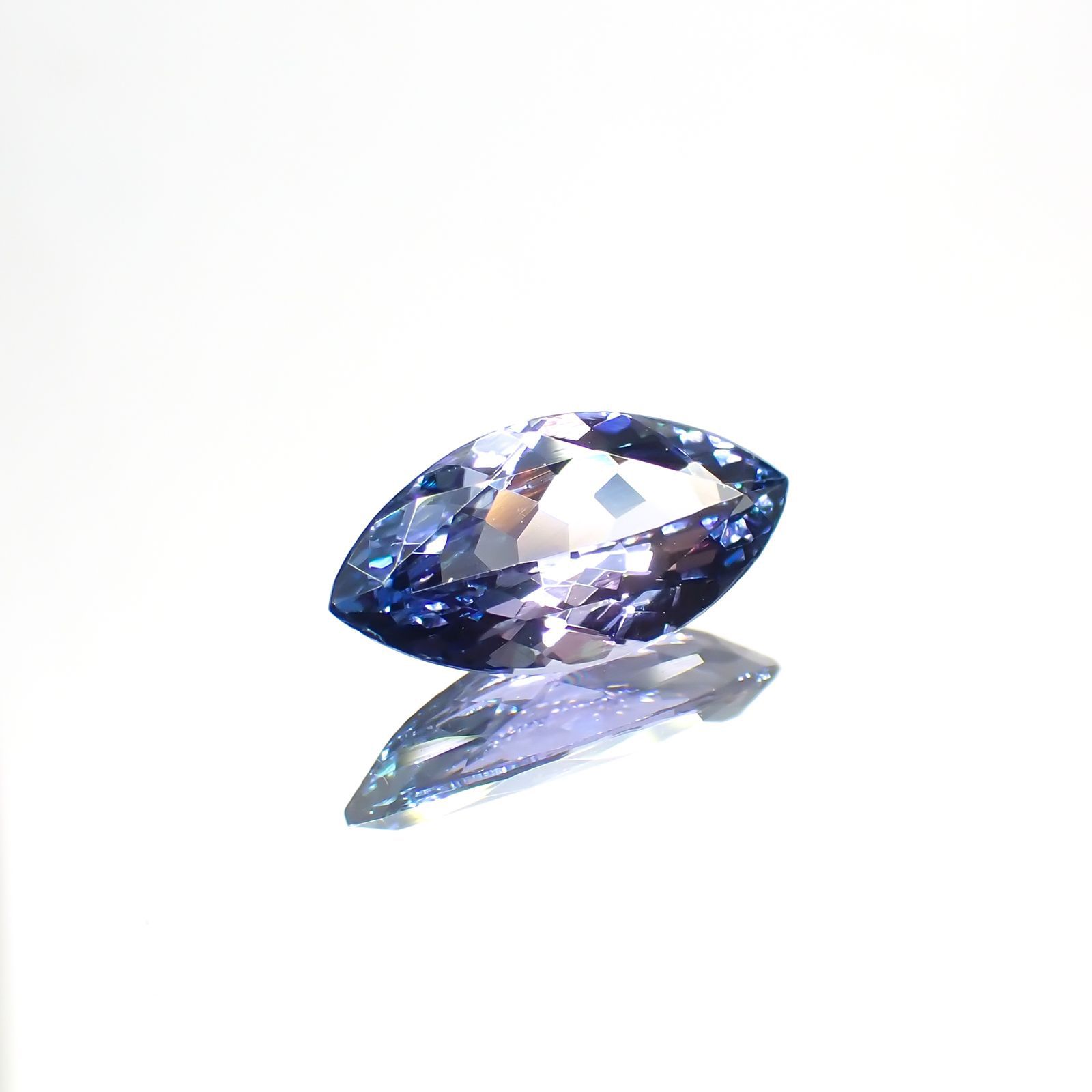 パーティカラータンザナイト(宝石名タンザナイト) タンザニア産 1.221ct ソ付(彩珠)[210310102]11×5.6mm前後