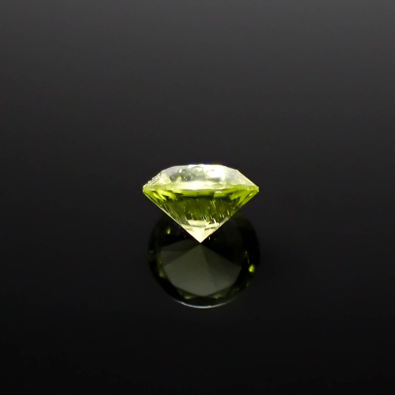 パラサイティックペリドット 採取地：インドネシア・ジェパラ 0.17ct [250730749]3.5x3.5mm前後