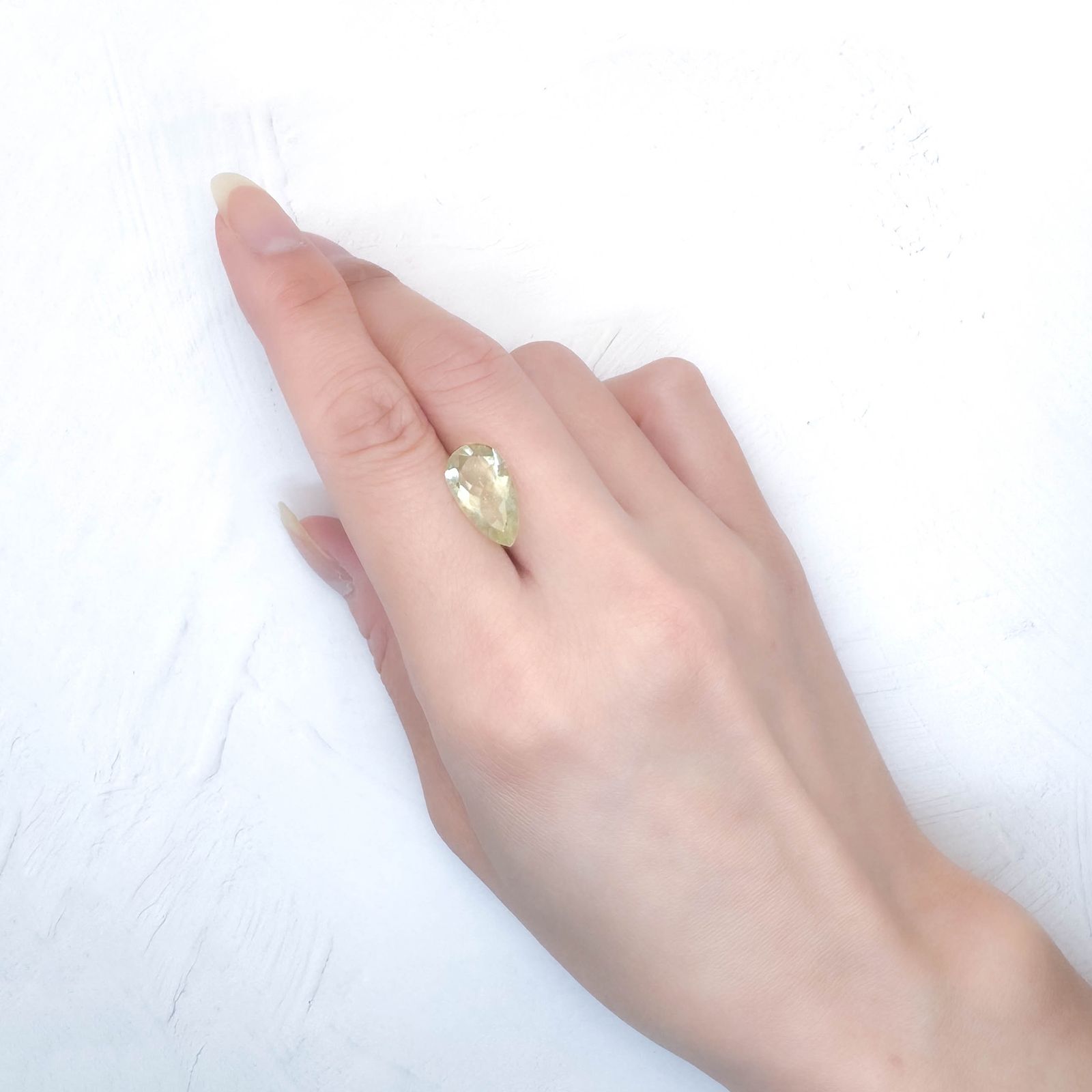 リビアングラス 発見地：エジプト・リビア砂漠 3.39ct / 15.8x8.7mm前後 [251131307]