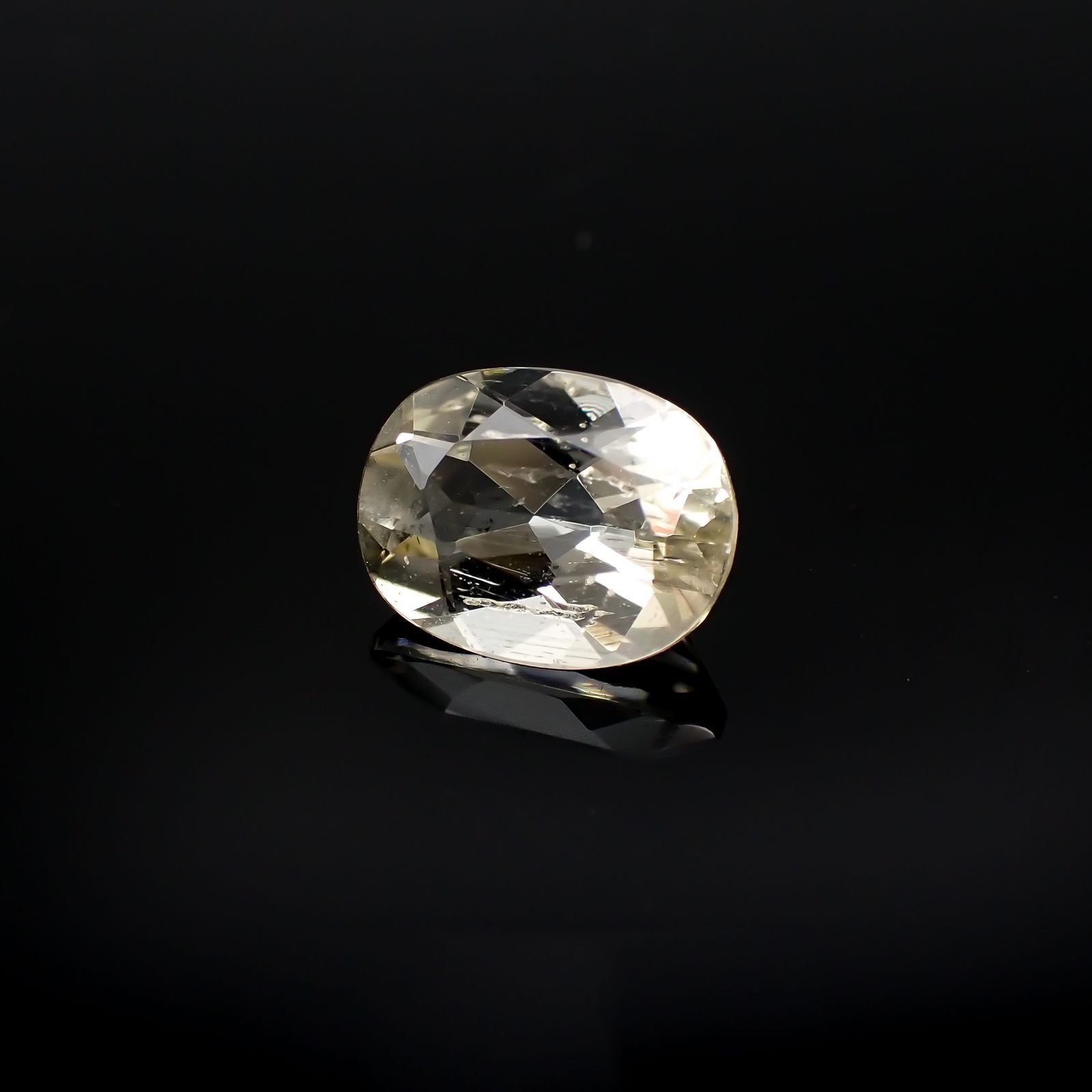イエロースキャポライト(宝石名イエロー・スキャポライト)ブラジル・ミナスジェライス州産 識別済 1.48ct / 8.6x6.5mm前後 [251118019]