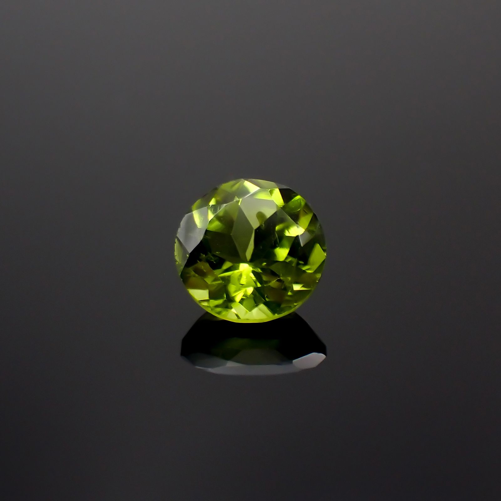 リリーパッドペリドット アメリカ・アリゾナ州産 2.17ct [231224597]7.9x7.9mm前後
