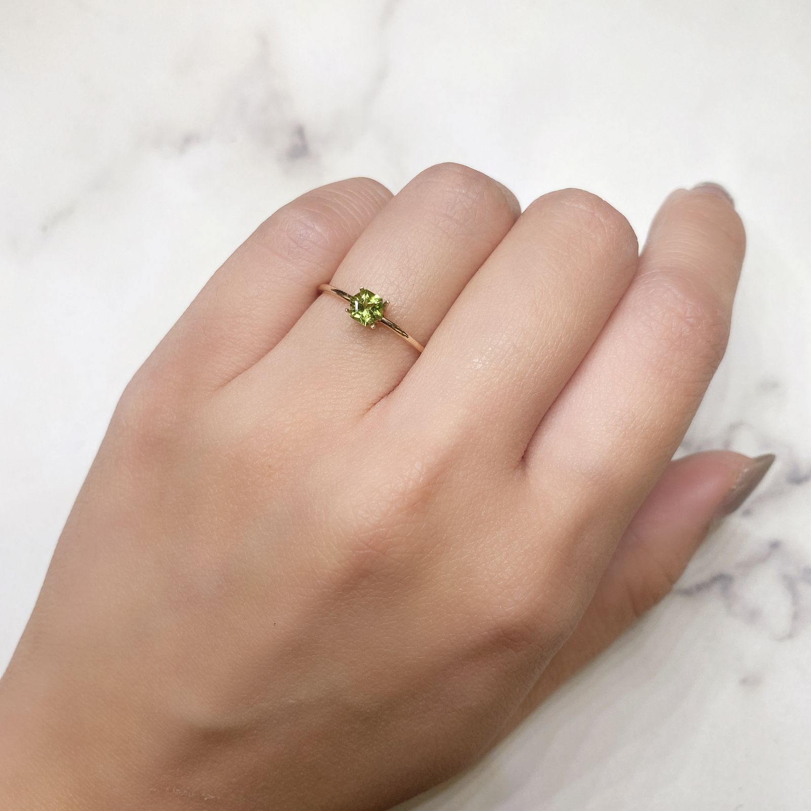 ◇ヘキサゴンカット◇ペリドット(宝石名ペリドット) パキスタン産 0.37ct 識別済[211013092]4×4mm前後
