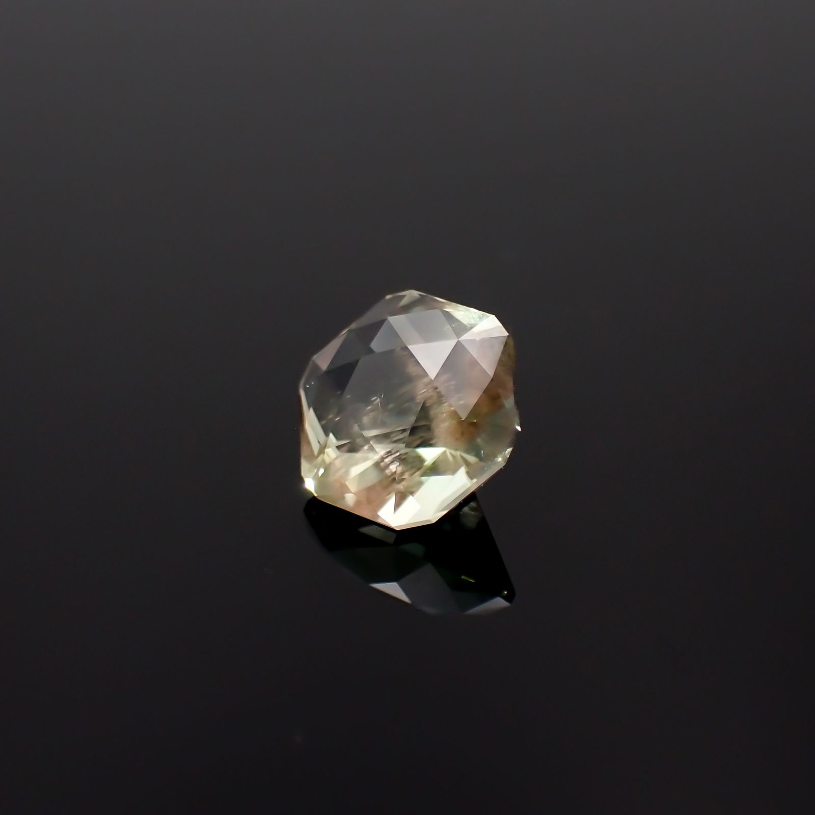 ◇カスタムヘキサゴン・チェッカーカット◇バイカラーオレゴンサンストーン アメリカ・オレゴン州産 2.46ct[231224665]8.4x8.4mm前後
