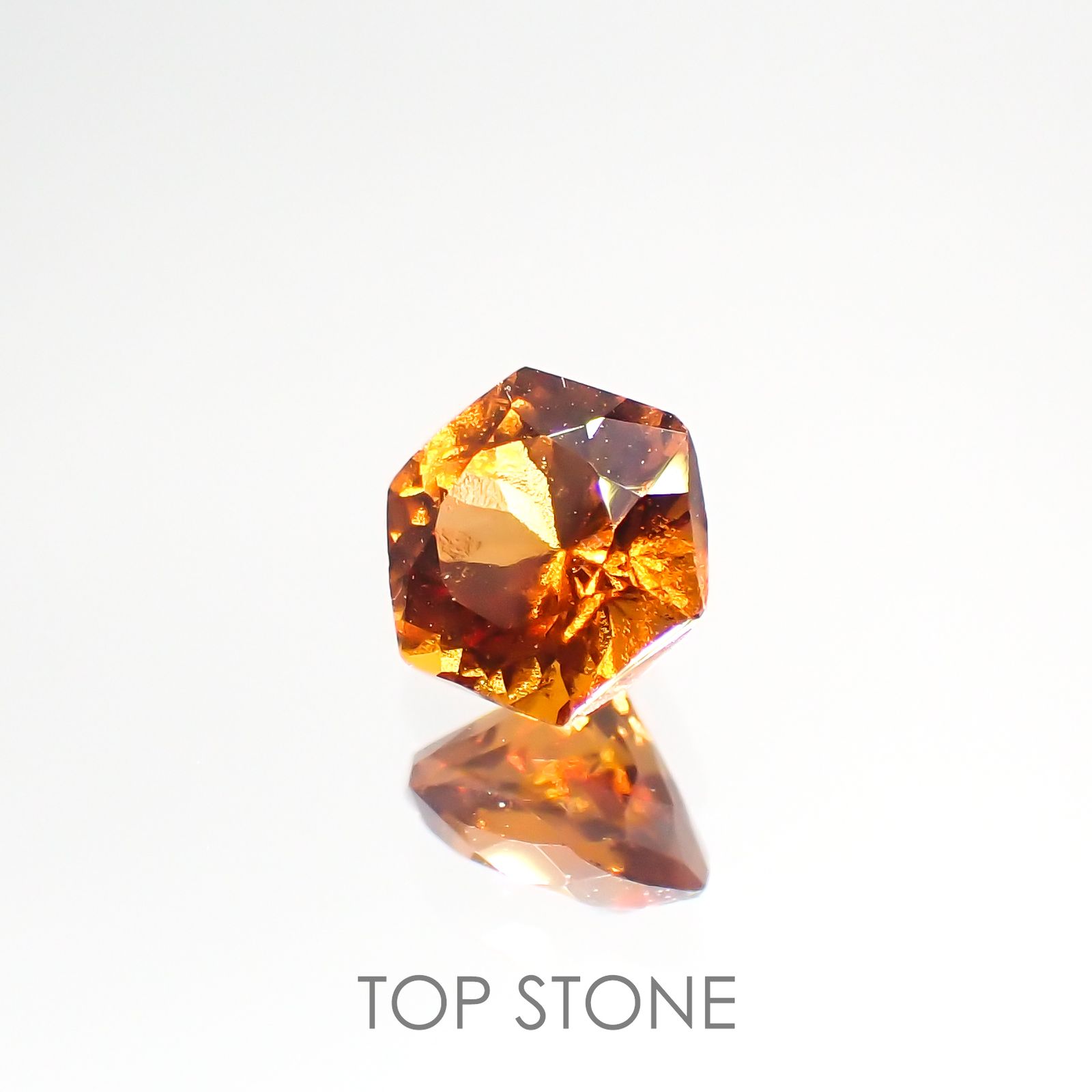 ◇ヘキサゴンカット◇ヘソナイトガーネット(宝石名ガーネット) スリランカ産 0.69ct 識別済[210912689]4.9×4.9mm前後
