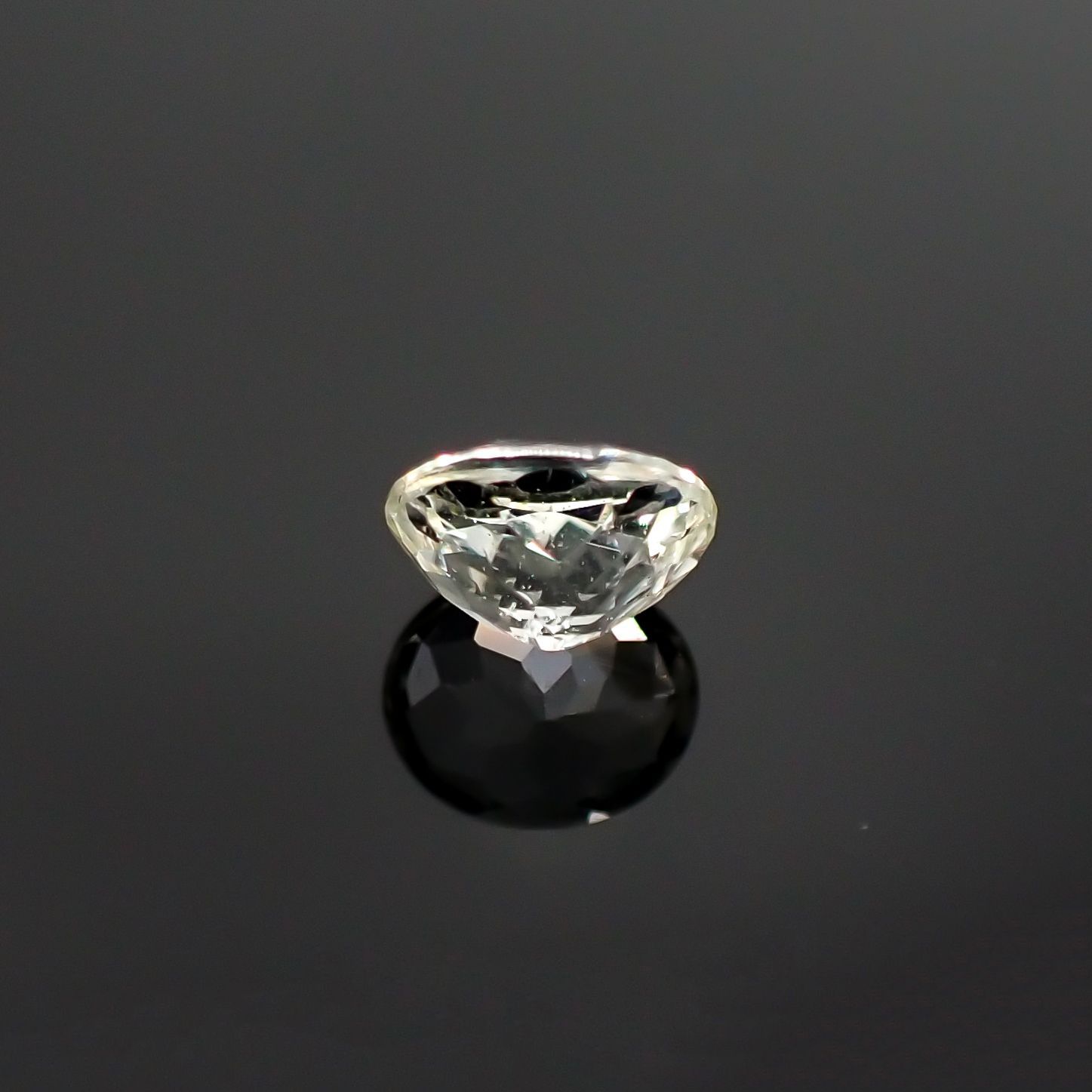 リューコガーネット(宝石名ホワイト グロッシュラー・ガーネット) ビルマ産 0.528ct ソ付(彩珠)[210711540]5.2×4.3mm前後