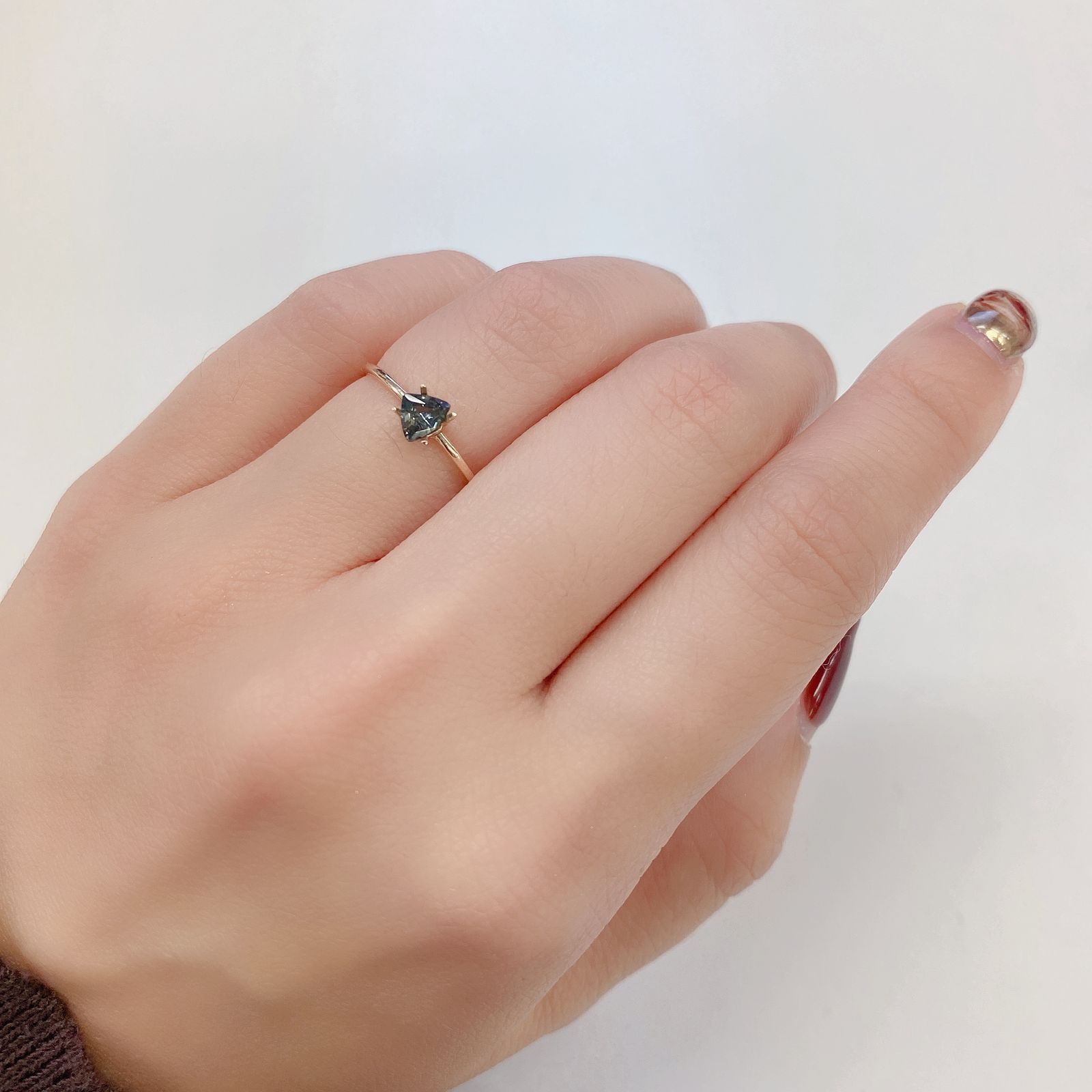 サファリン(宝石名サフィリン) スリランカ産 0.241ct ソ付(彩珠)[21019624]4.1×5.1mm前後
