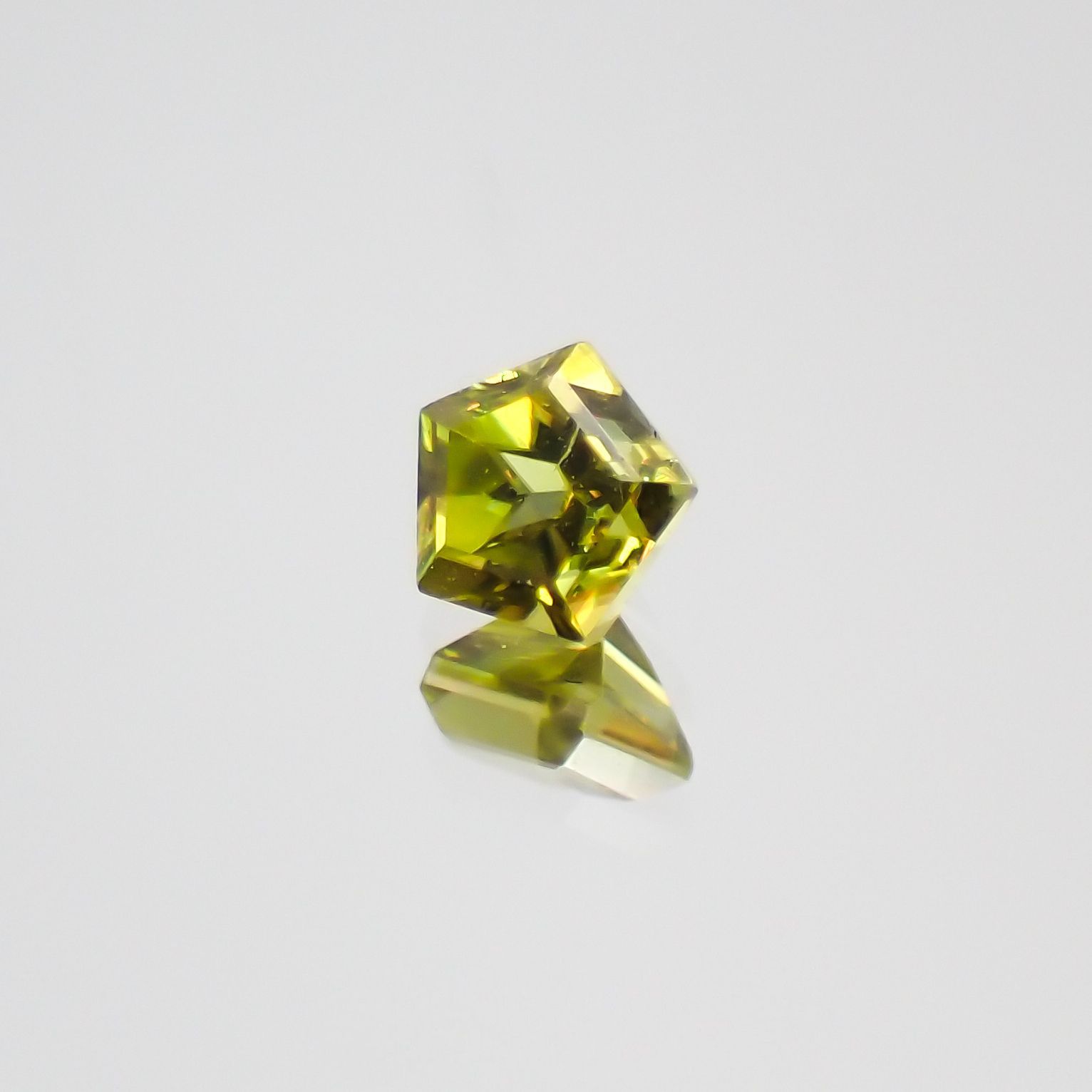 ◇ペンタゴンカット◇スフェーン(宝石名スフェーン) マダガスカル産 0.15ct 識別済[210610963]3×3.2mm前後