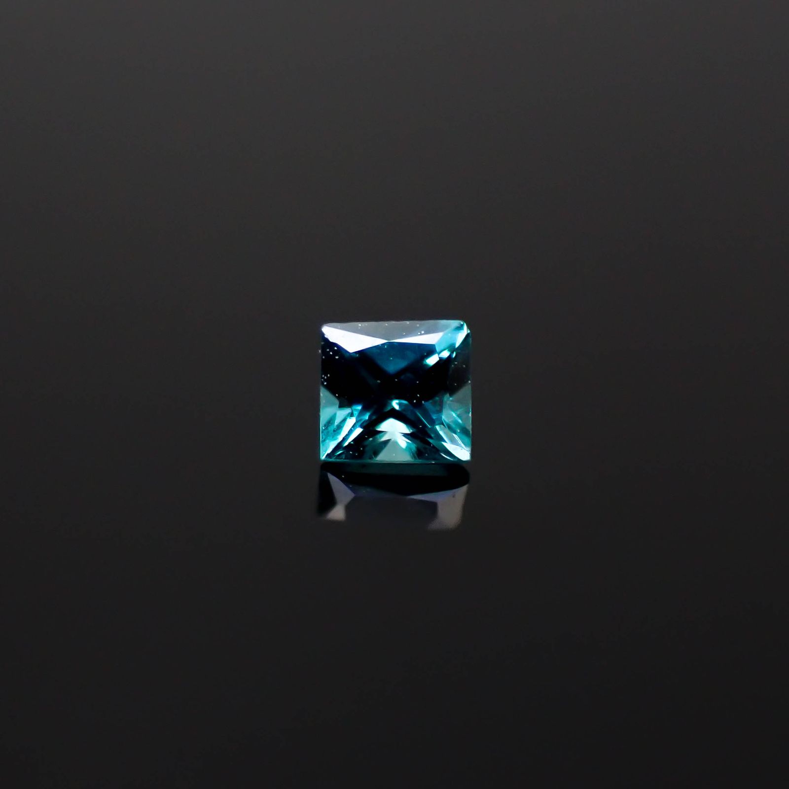 ◇プリンセスカット◇ベキリーブルーガーネット（カラーチェンジガーネット アレキタイプ） マダガスカル・ベキリー産 0.043ct [250330069]2x1.9mm前後