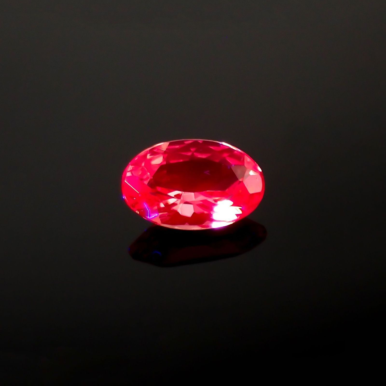 ホットピンクスピネル(宝石名ピンク・スピネル)タンザニア産 識別済 0.27ct / 5.1x3.3mm前後 [220113914]