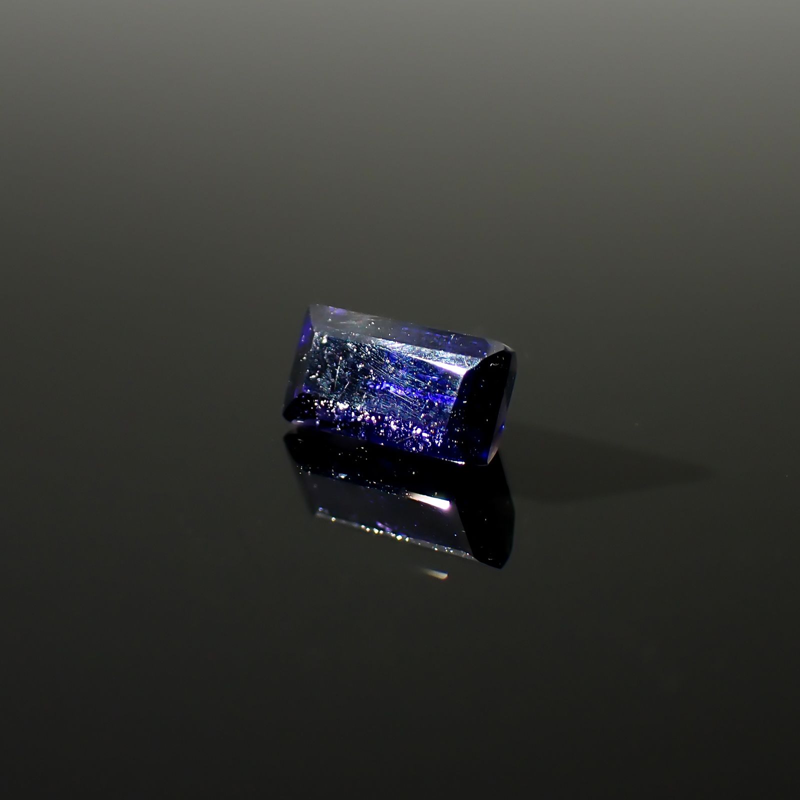 アイオライトサンストーン インド/ブラジル産 1.08ct / 8x4.1mm前後 [260932637]