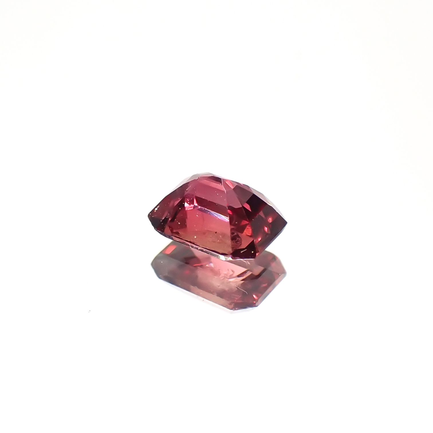 バーガンディーサファイア(宝石名サファイア)タンザニア産 0.22ct 識別済[240226291]3.8x2.8mm前後