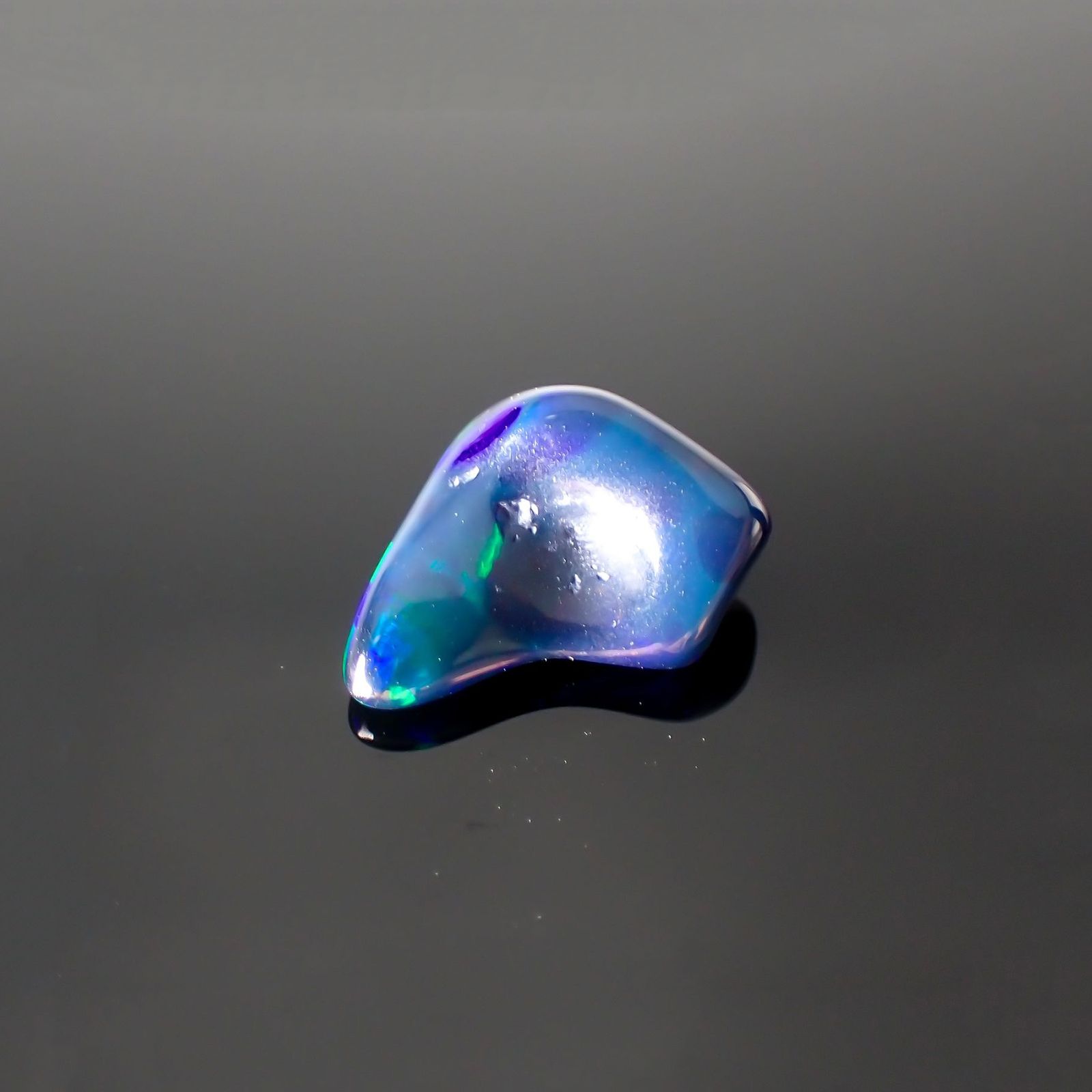 ◇バロック型◇ブラックオパール(宝石名オパール/加熱処理) エチオピア産 識別済 1.55ct / 12.1x8mm前後 [211013514]