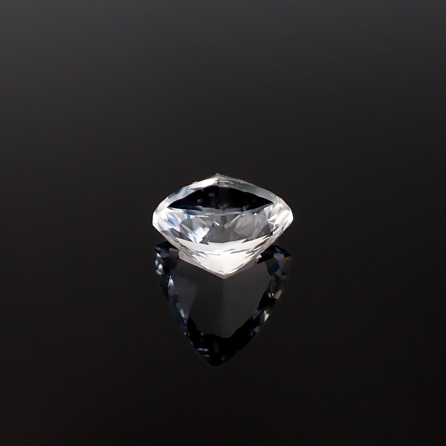 日本水晶 滋賀県田上山大谷河原産 3.29ct / 10.4x10.7mm前後 [260632419]
