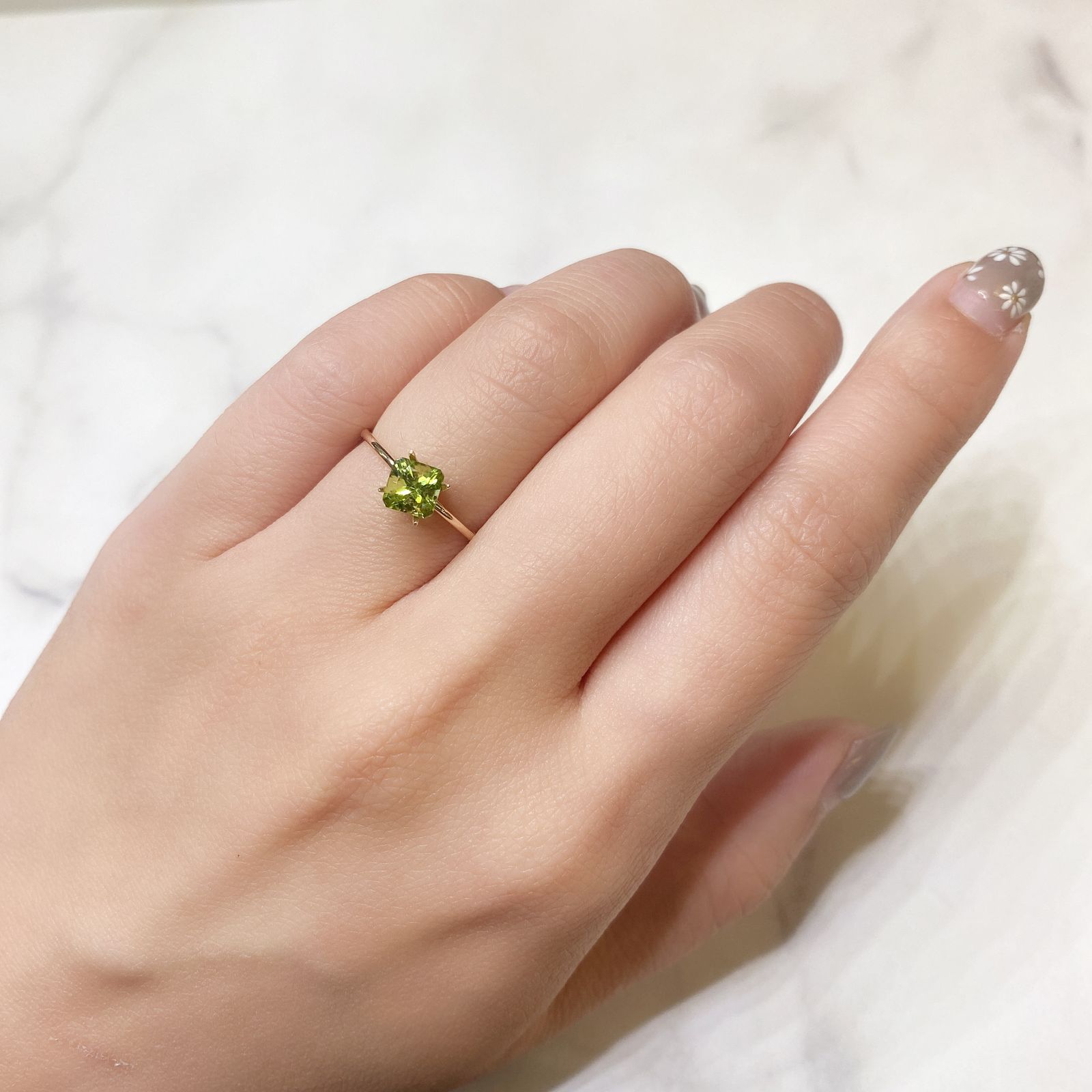 ◇アッシャーカット◇ペリドット(宝石名ペリドット) パキスタン産 0.81ct 識別済[211013486]5.1×5.1mm前後