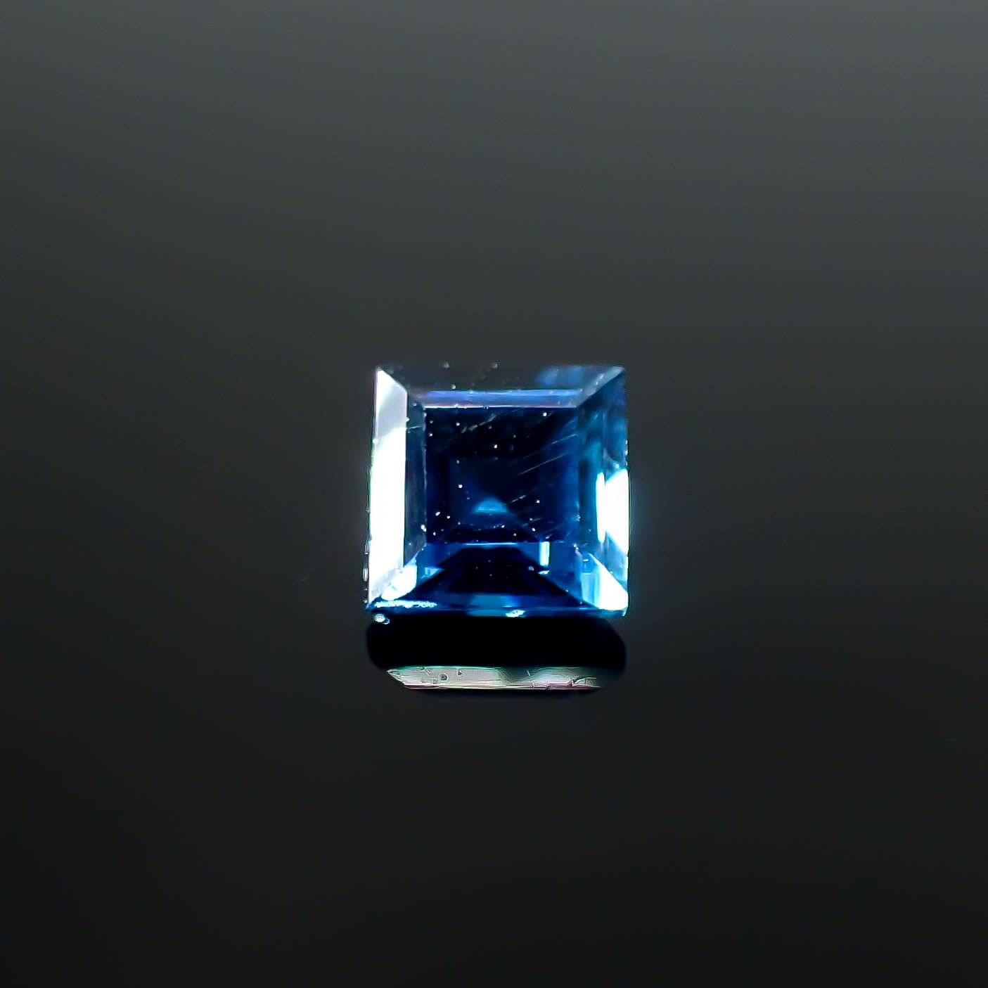インディゴライト ブラジル産 0.48ct / 4.4x4.3mm前後 [250931096]
