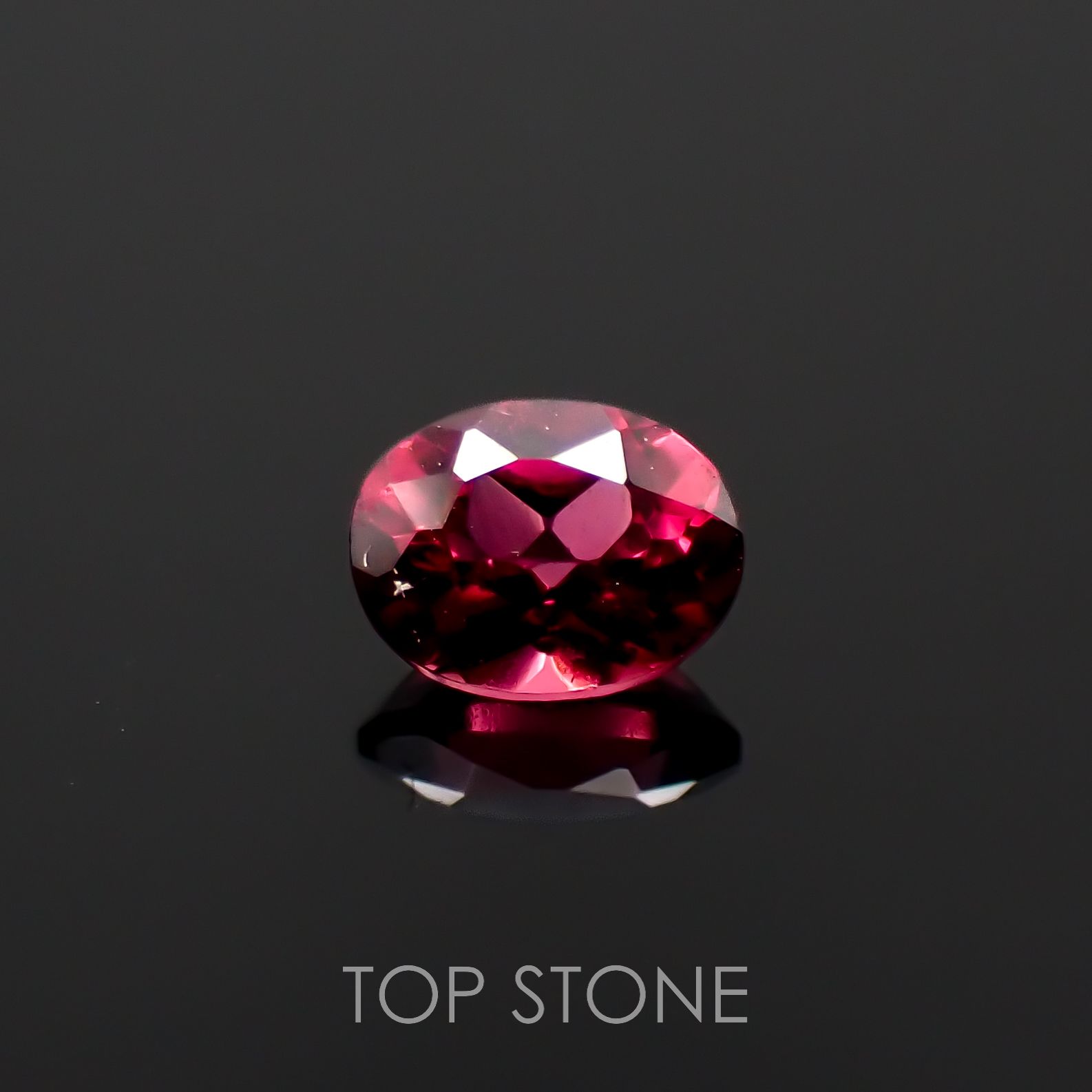 レッドスピネル ビルマ/マダガスカル産 0.18ct[230220553]3.8x2.9mm前後