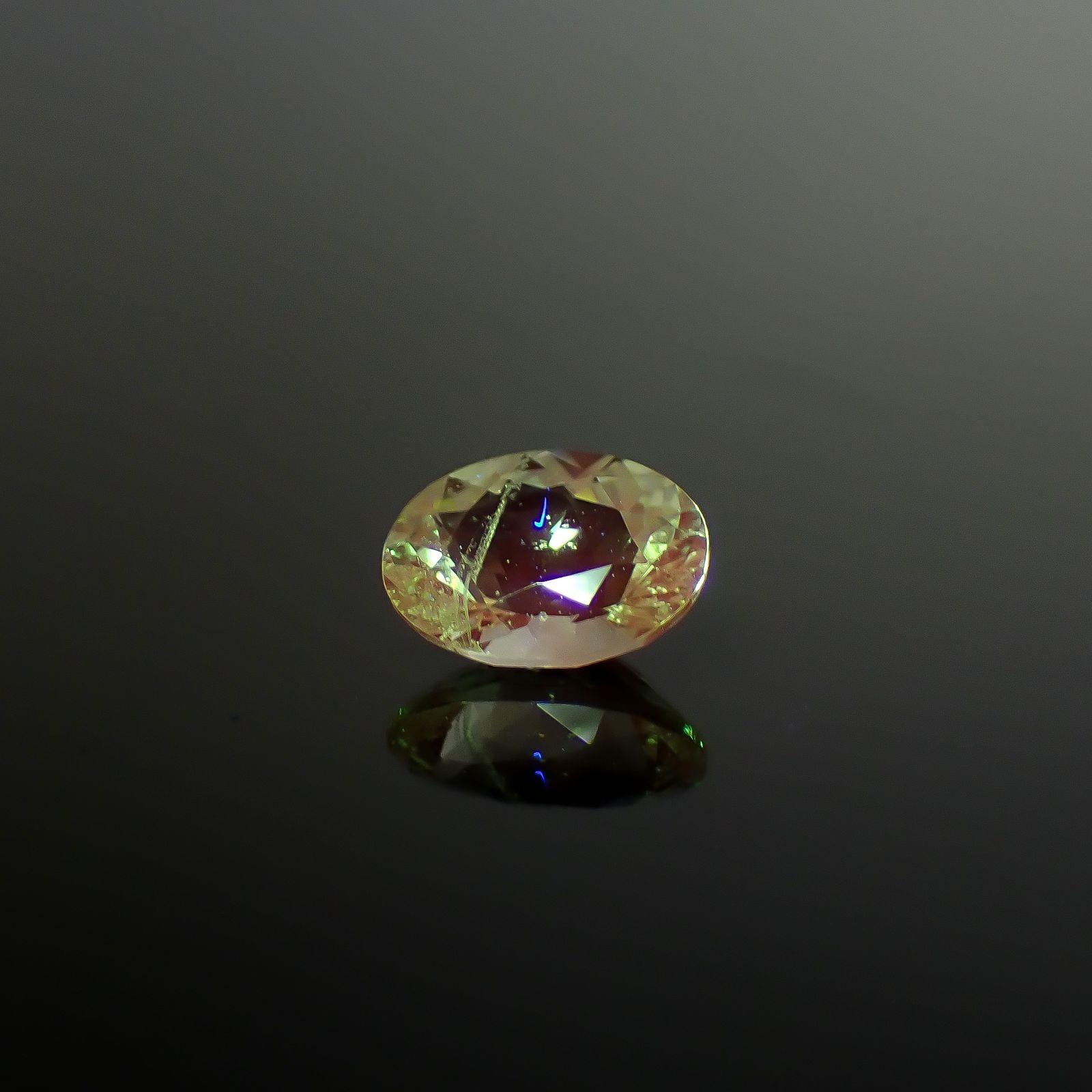 ミントガーネット タンザニア産 0.75ct / 6.5x4.8mm前後 [260932680]