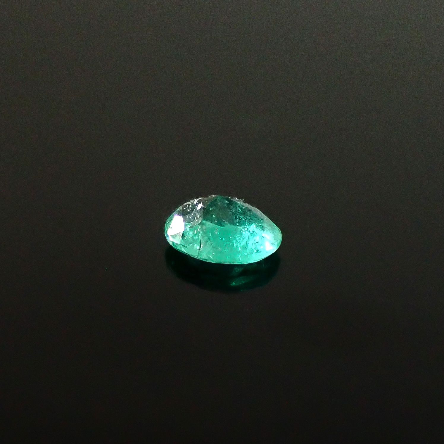 パライバトルマリン ブラジル・パライバ州バターリャ鉱山産 0.10ct / 3.4x2.6mm前後 [250931085]