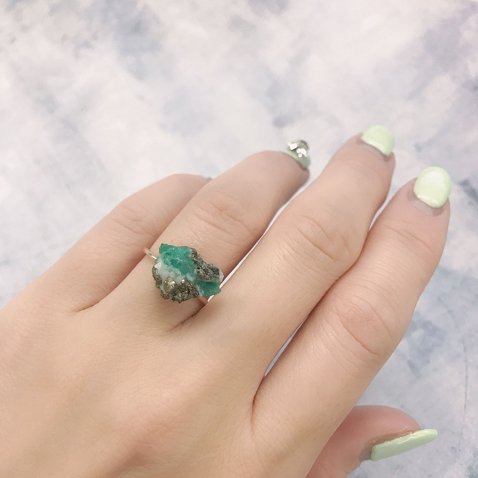 エメラルド原石 コロンビア産 6.66ct[220115497]13.2x10.2mm前後