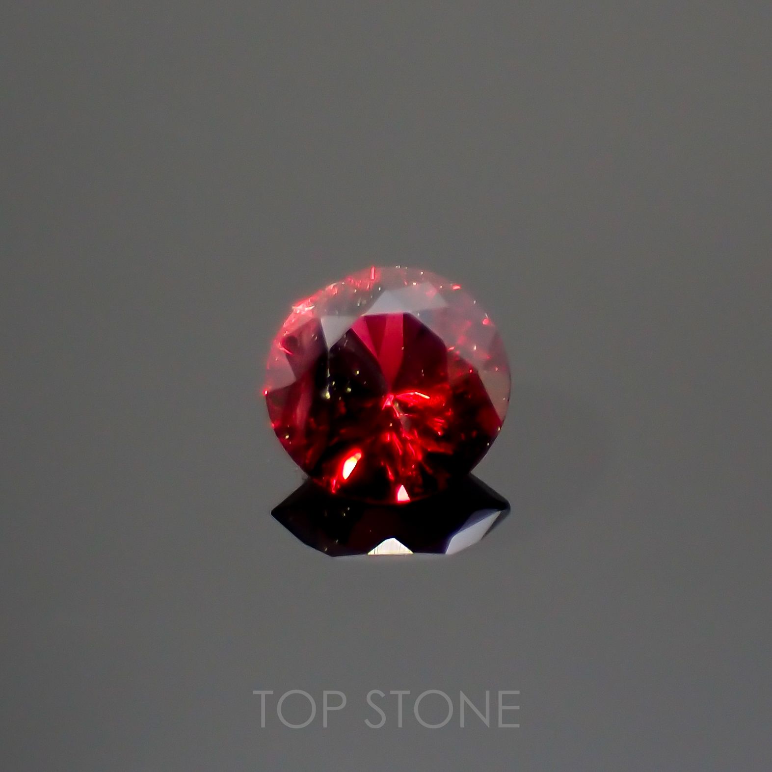 レッドスピネル(宝石名レッド・スピネル)タンザニア産 0.16ct 識別済[220114321]3.3x3.3mm前後
