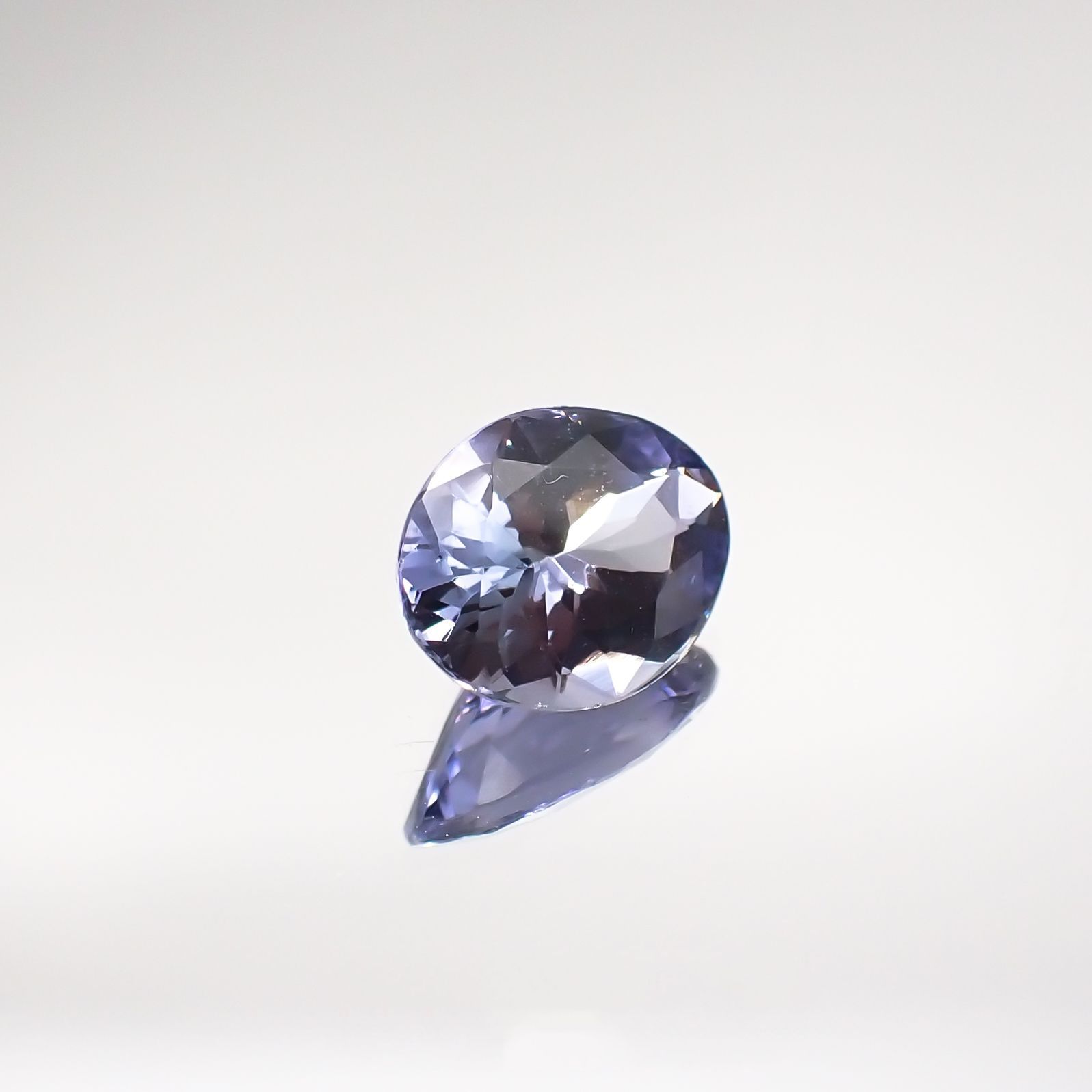 バイカラータンザナイト(宝石名タンザナイト) タンザニア産 1.665ct ソ付(彩珠)[210711829]8.9×6.8mm前後