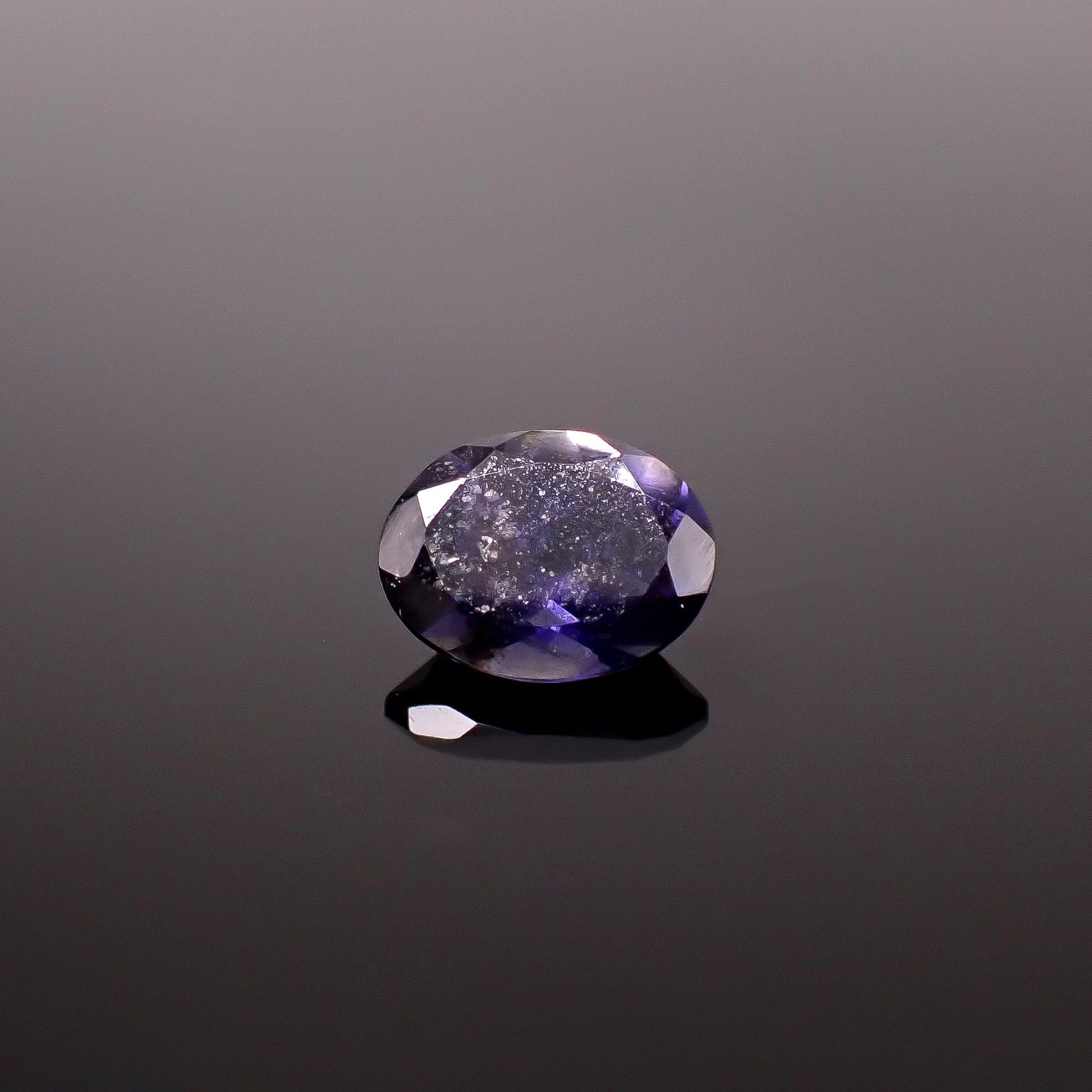 アイオライトサンストーン インド/ブラジル産 1.41ct / 8.9x7mm前後 [260231667]