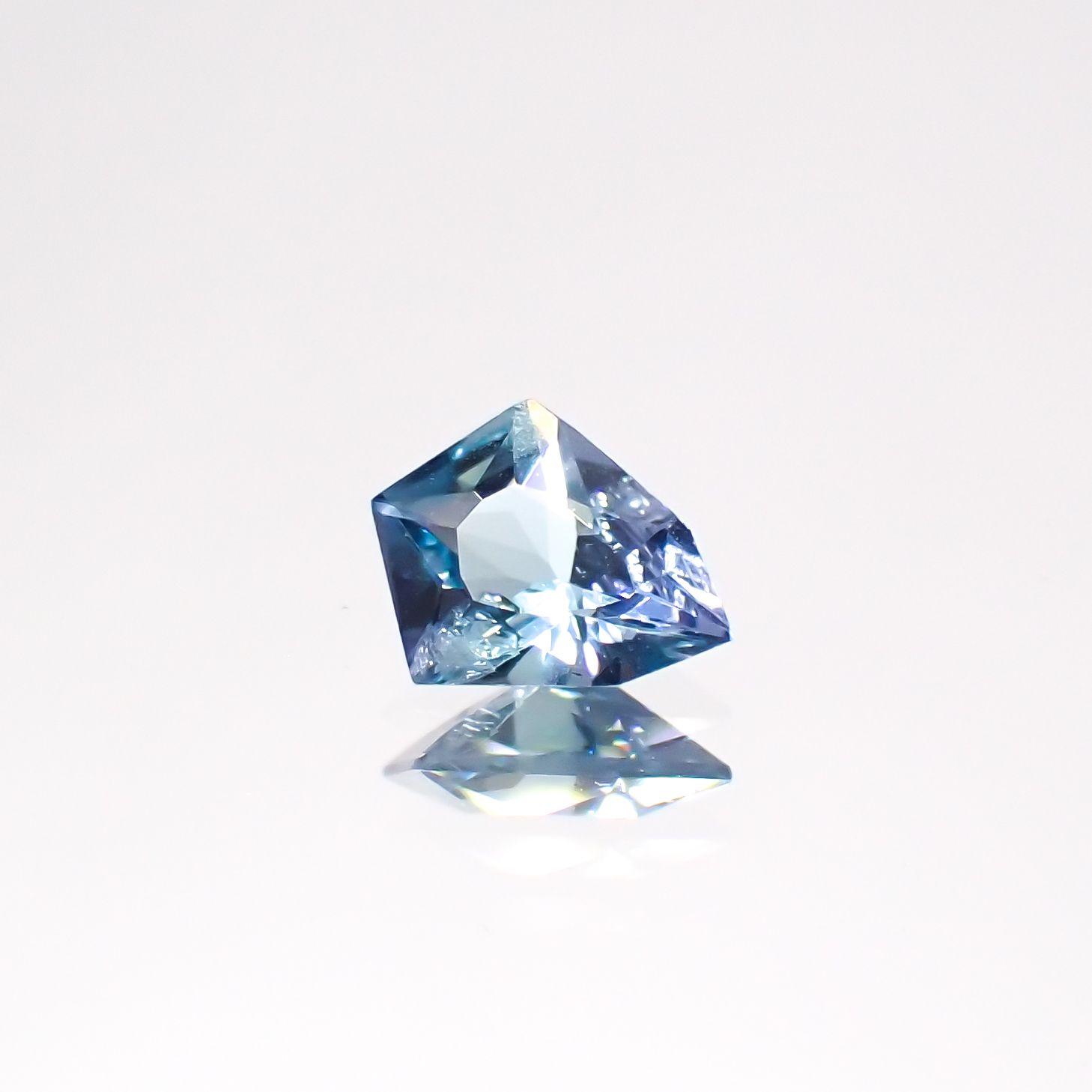 2759【グリーンコーネルピンピアス】 0.34ct/2 クロムを含む