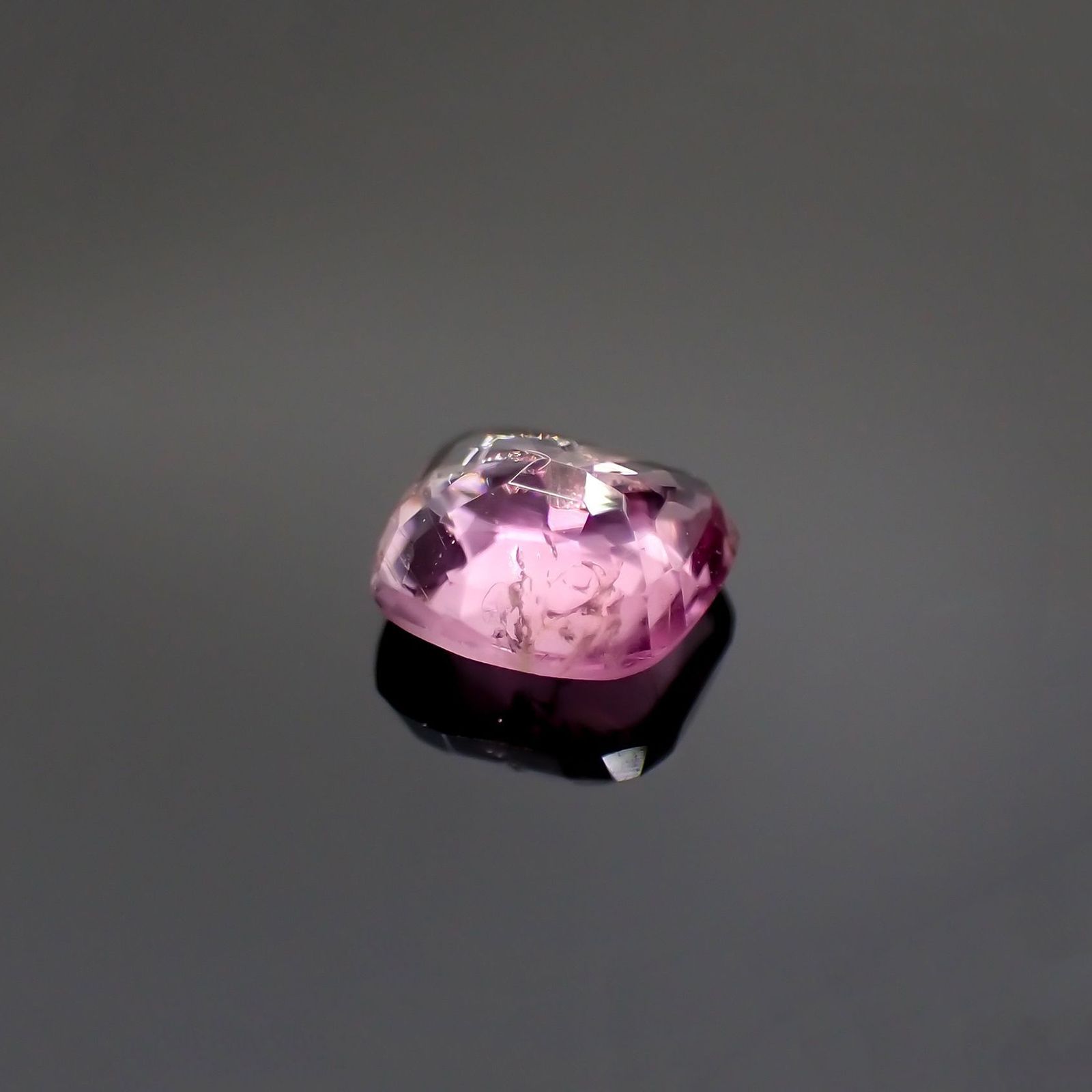 ピンクポードレッタイト(宝石名ピンク・ポードレッタイト)ビルマ産 ソ付(彩珠) 0.527ct / 5.5x5.3mm前後 [231023811]