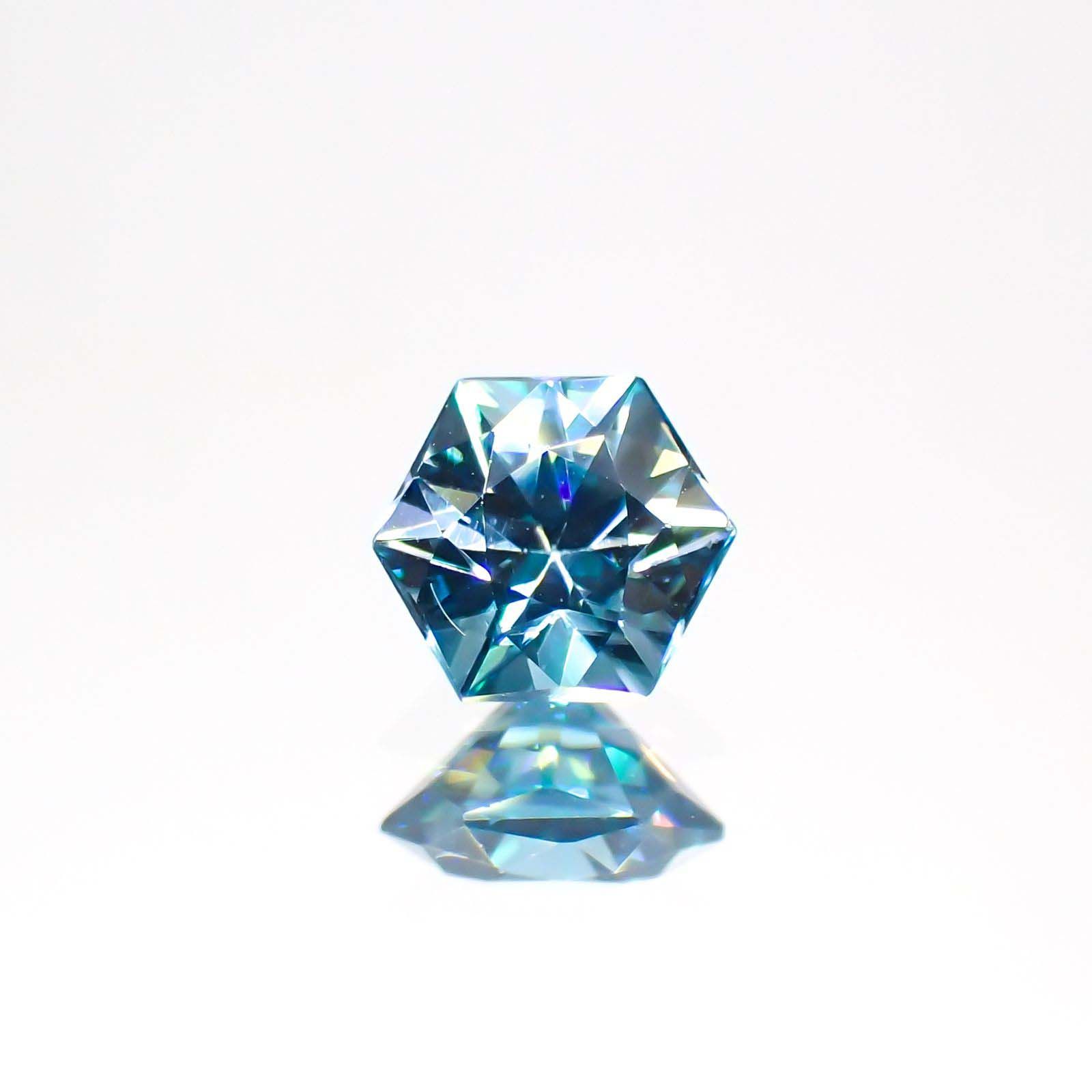 ◇ヘキサゴンカット◇ブルージルコン(宝石名ジルコン)カンボジア産 0.78ct 識別済[220113995]4.9x4.8mm前後