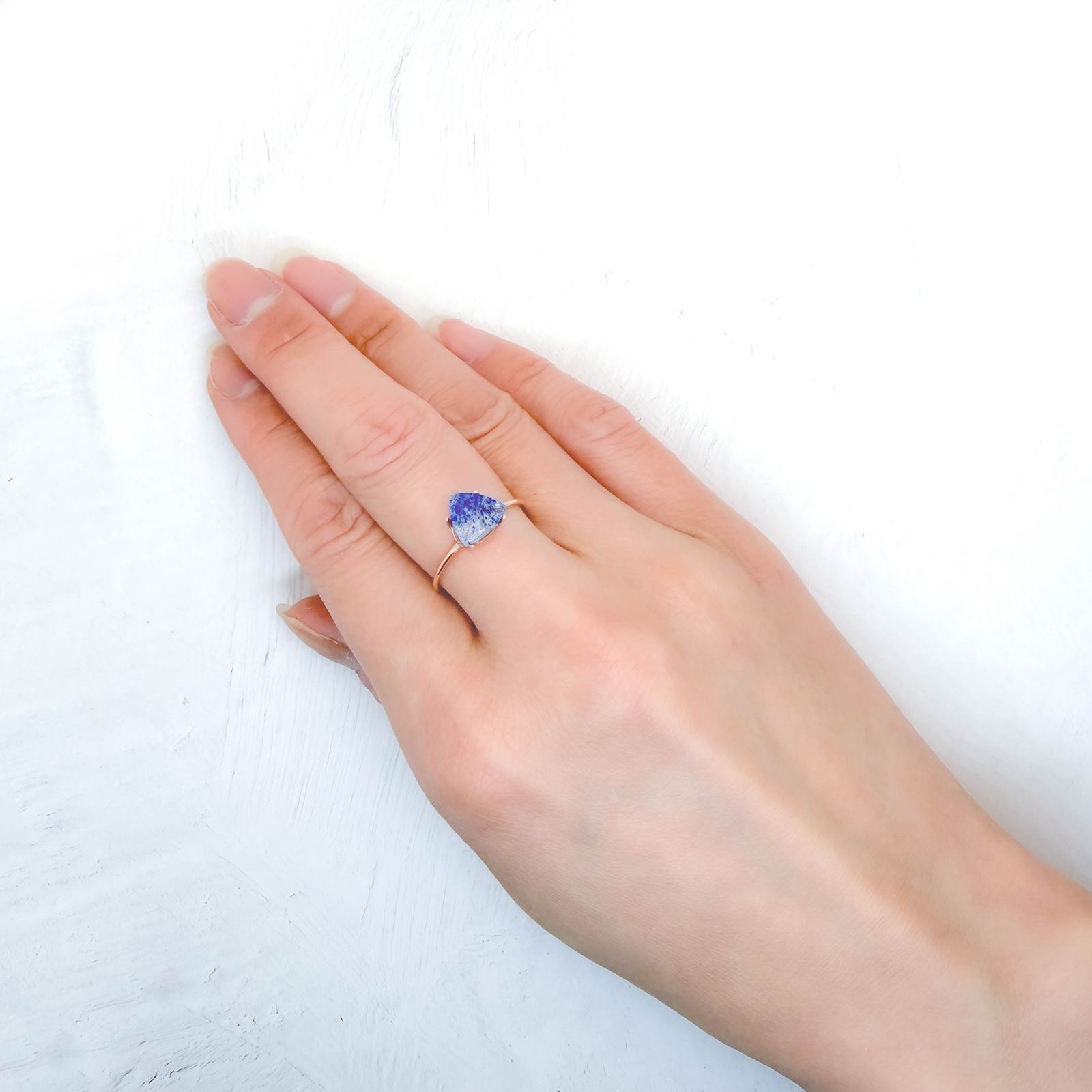 ラズライトインソーダライト フルオレッセンス アフガニスタン産 1.24ct / 8.1x8.3mm前後 [260431994]