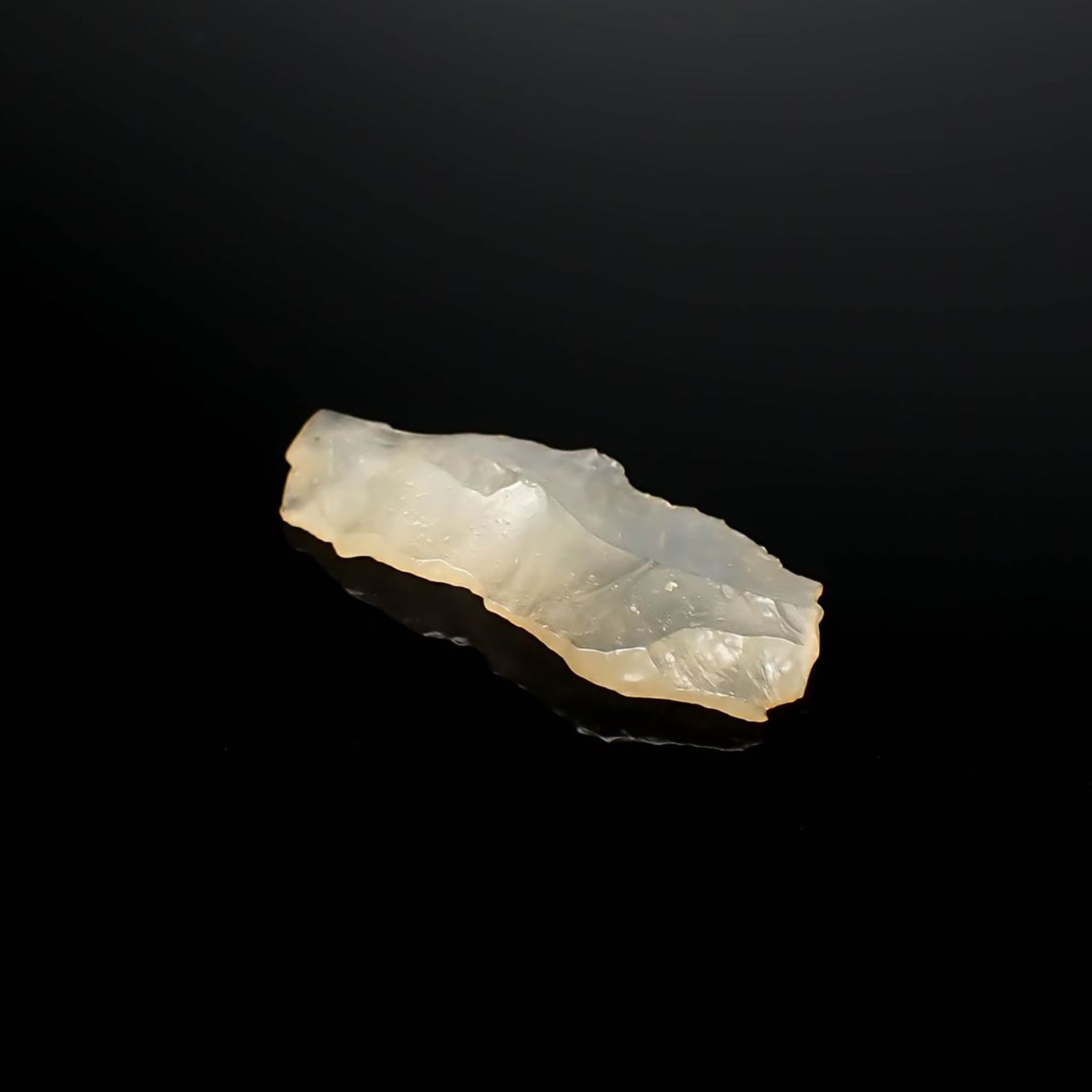 リビアングラス 原石 発見地：エジプト・リビア砂漠 11.26ct / 36.7x16.8mm前後 [260729287]