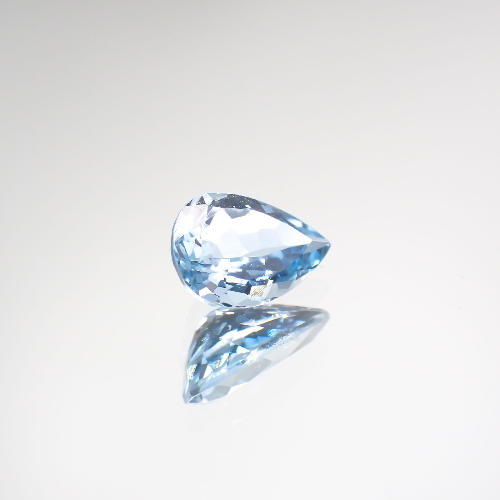 サンタマリアアクアマリン(宝石名アクアマリン) ブラジル産 0.576ct ソ付(彩珠)[210812632]7.2×4.8mm前後