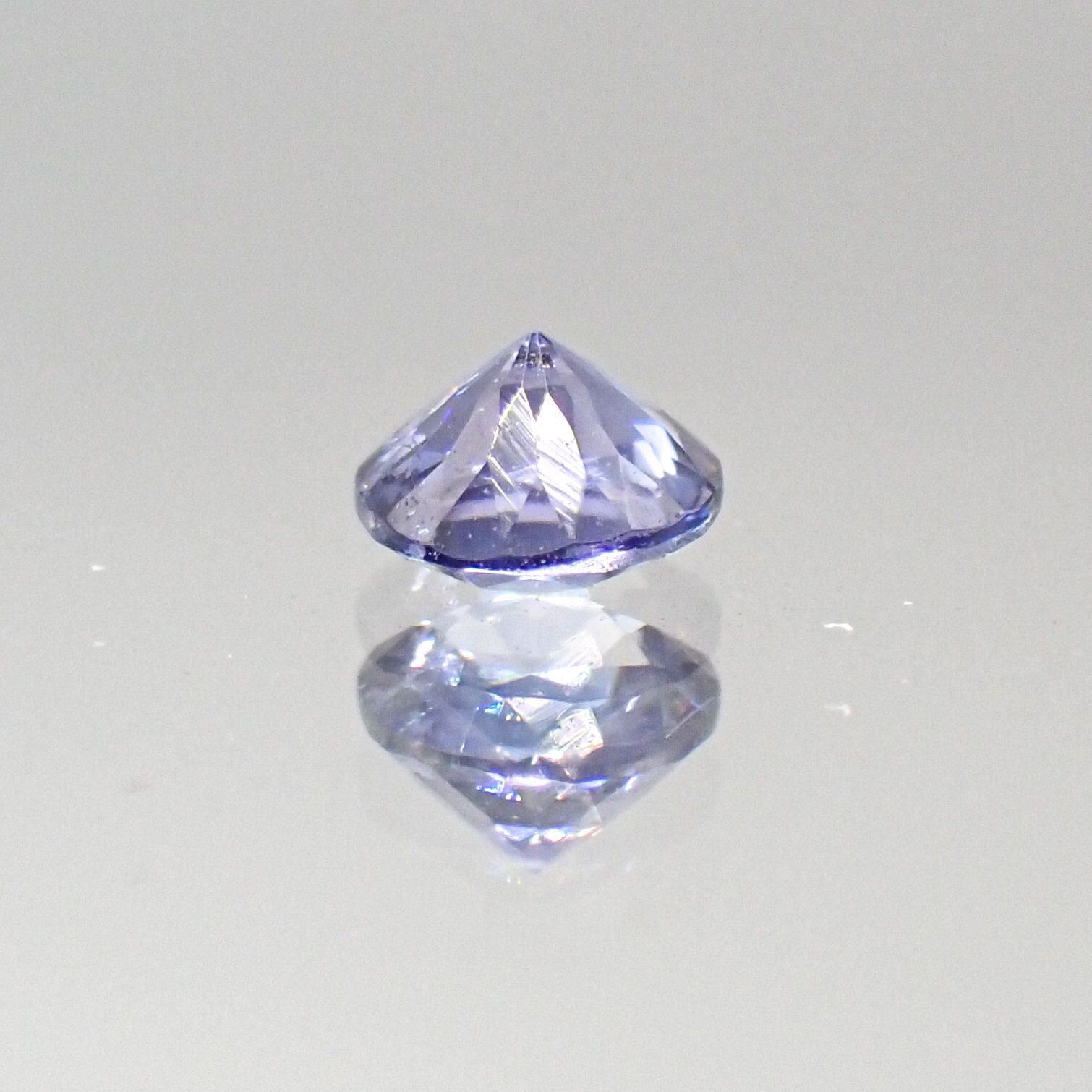 ベニトアイト(宝石名ベニトアイト) アメリカ・カリフォルニア州サンベニト産 0.147ct ソ付(彩珠)[20062965]3.2×3.2mm前後
