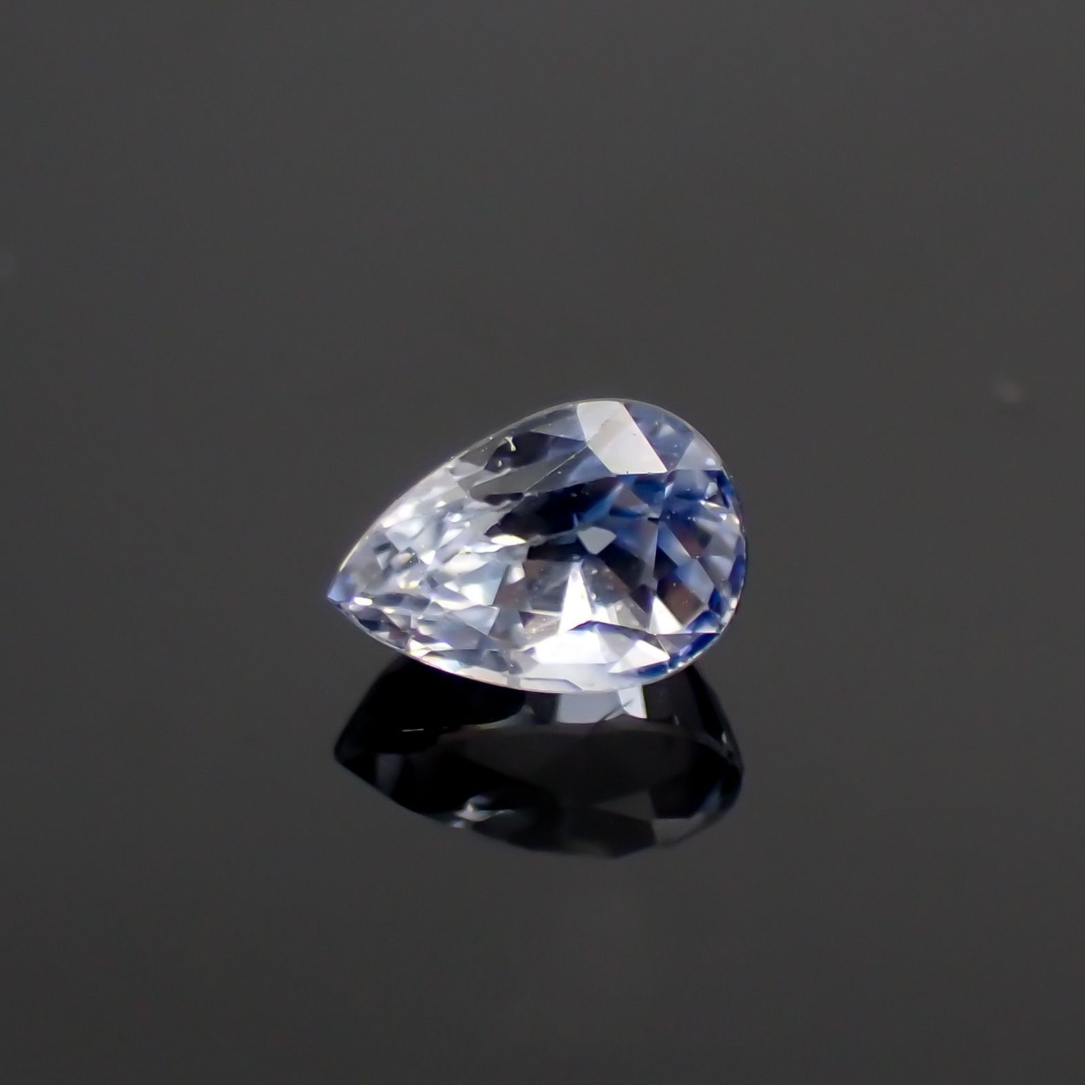 アイスブルーサファイア スリランカ・マダガスカル産 ルース 0.48ct[210611163]5×3.4mm前後