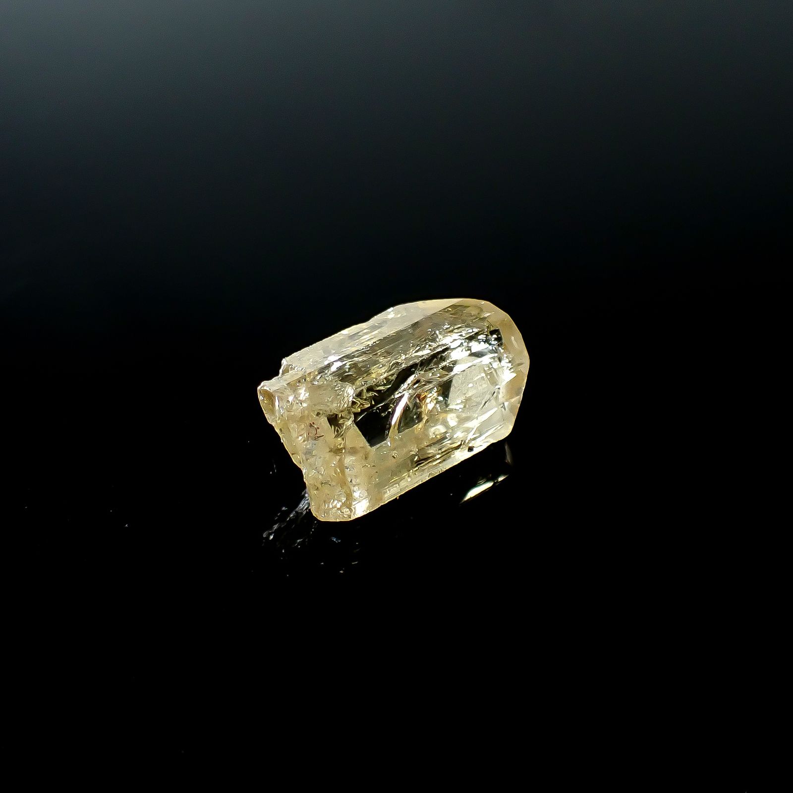 インペリアルトパーズ 原石 ザンビア産 9.95ct / 16.3x10.1mm前後 [250730934]
