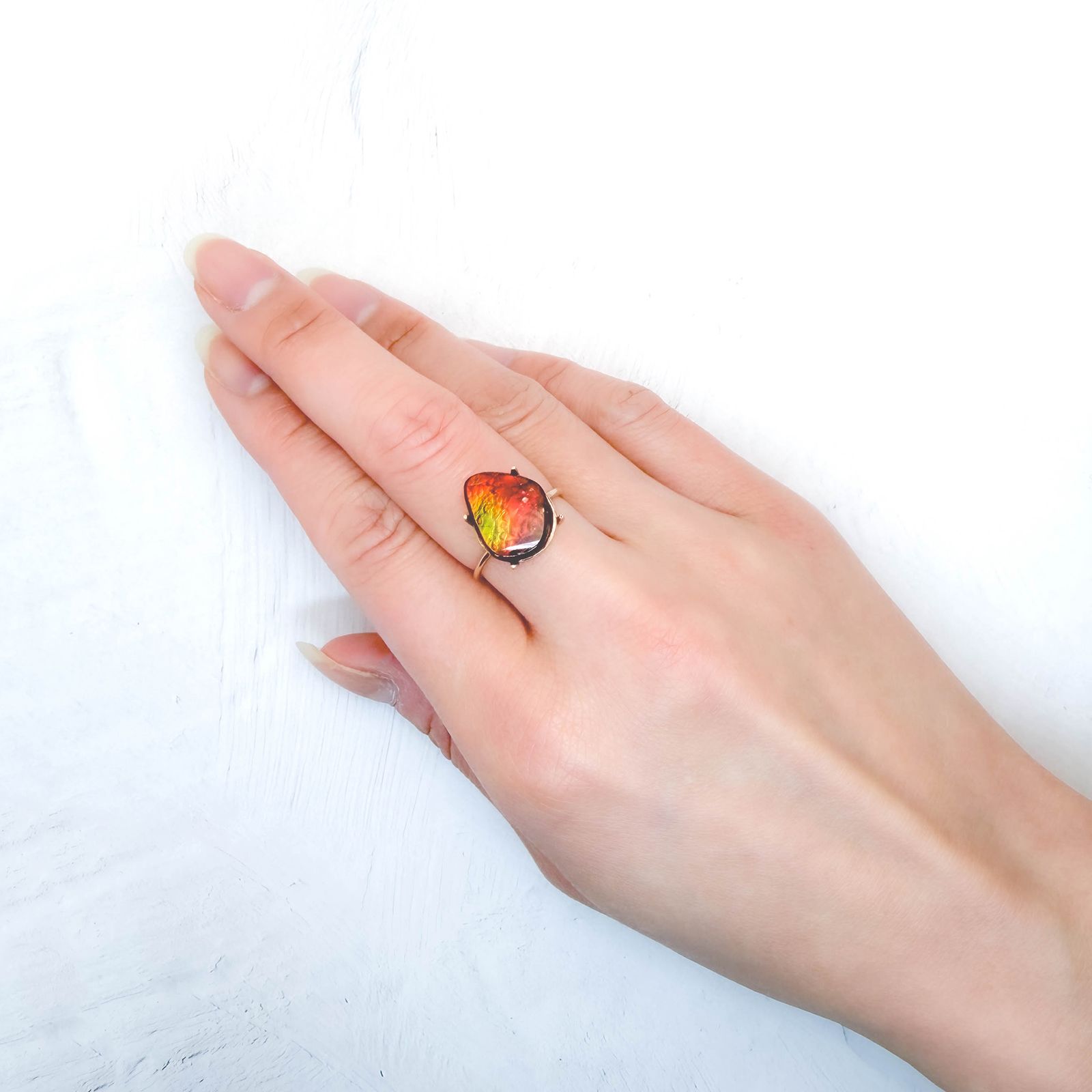 ◇フリーフォーム◇アンモライト トリプレット カナダ産 5.68ct / 13.9x11.1mm前後 [260331791]