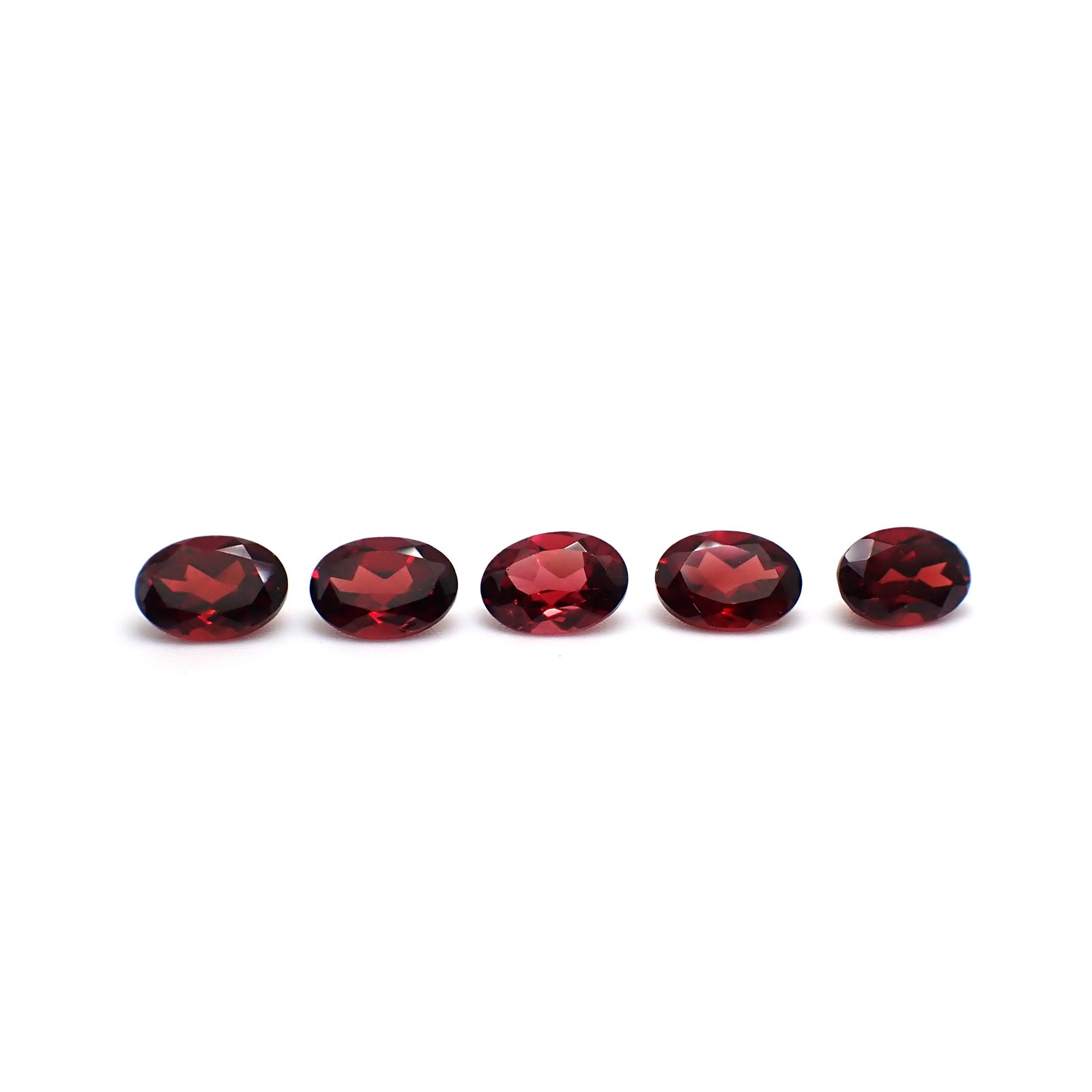 ◇ランダムセレクト◇パイロープアルマンディンガーネット モザンビーク産 約0.95ct / 7x5mm前後 [260532204]