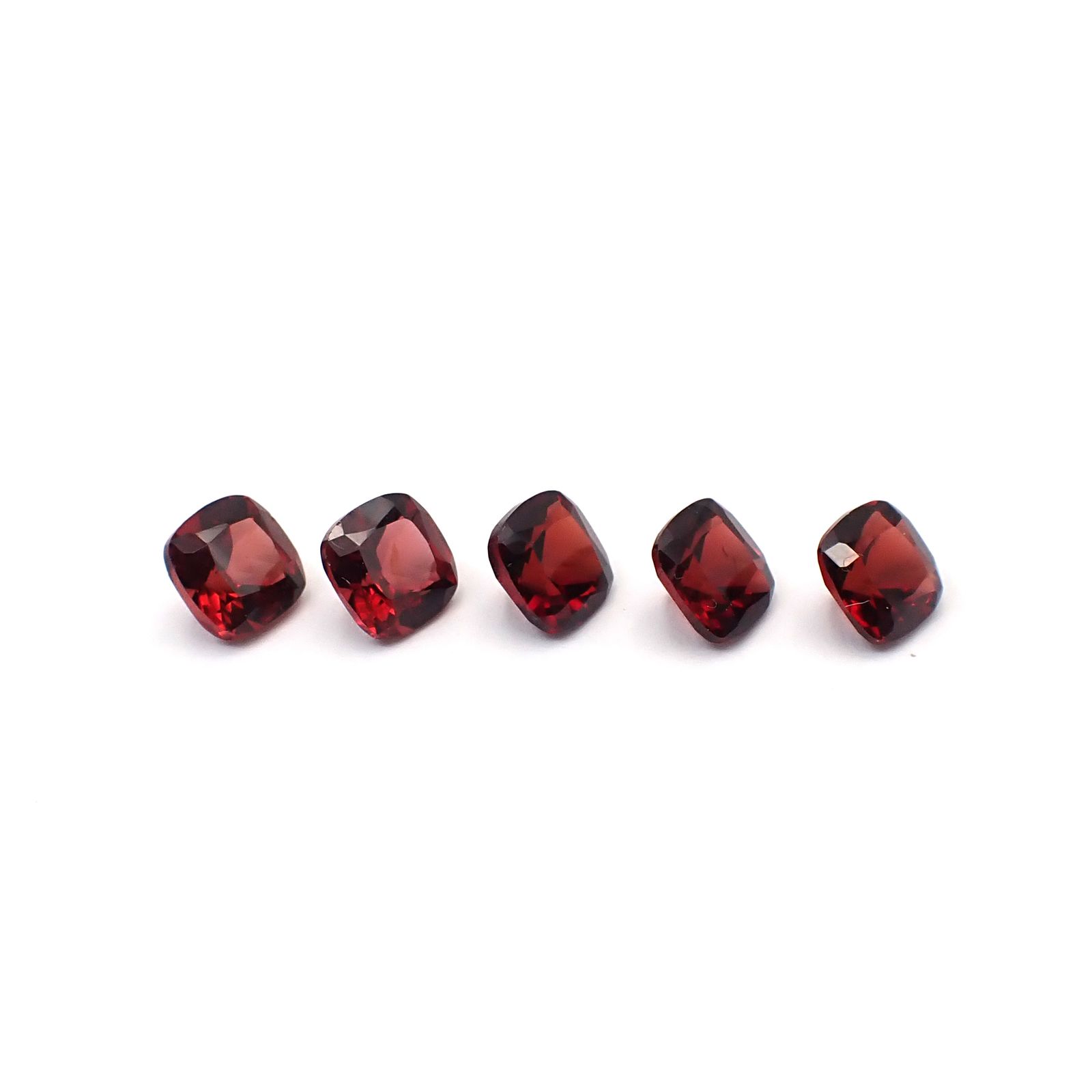 ◇ランダムセレクト◇パイロープアルマンディンガーネット モザンビーク産 約0.73ct / 5x5mm前後 [260532215]
