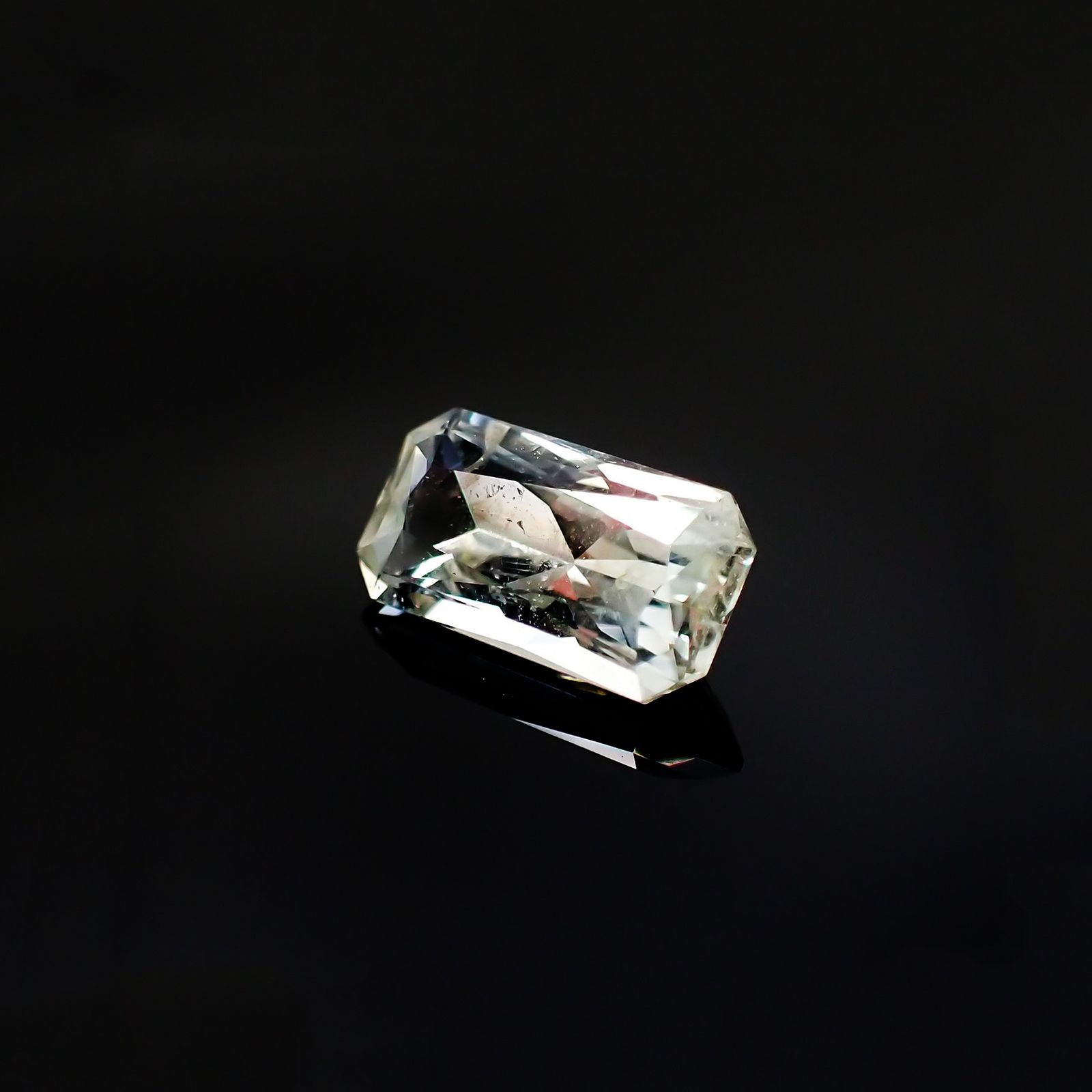 ジェレメジェバイト(宝石名エレメージェバイト)ナミビア産 ソ付(彩珠) 1.418ct / 9.2x5mm前後 [230823130]