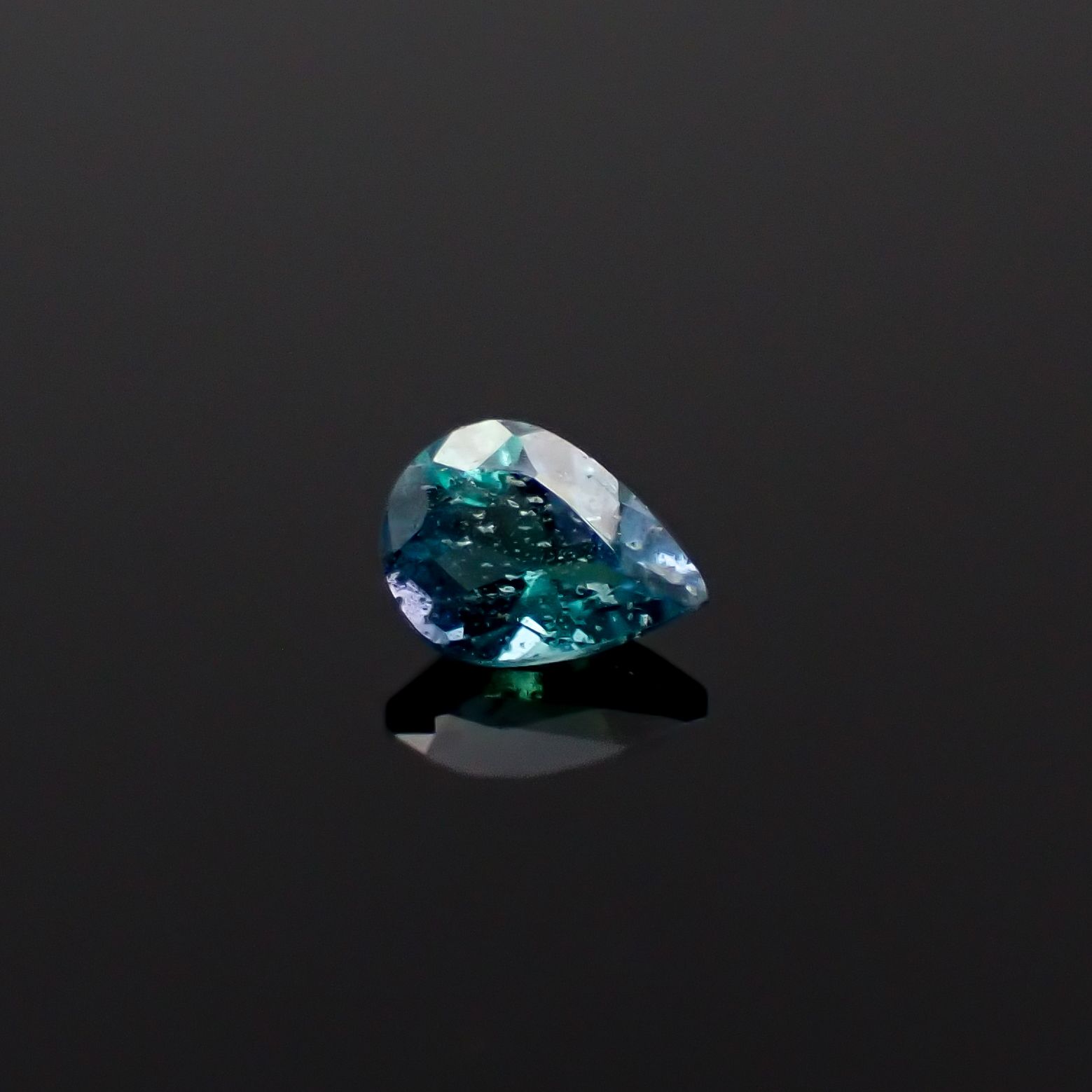ブルーグリーンコーネルピン(宝石名ブルーグリーン・コーネルピン)タンザニア産 0.14ct 識別済[240527675]3.9x2.9mm前後