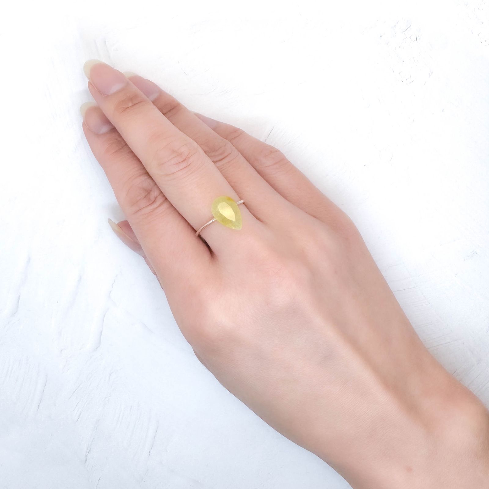 イエロースミソナイト イタリア産 2.77ct / 11.5x7.4mm前後 [251231399]